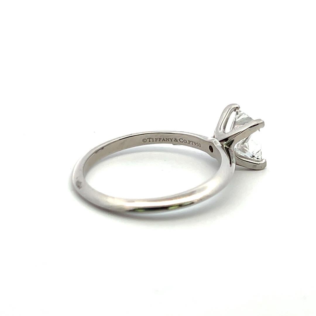 Tiffany & Co Anillo de compromiso en platino con diamante talla princesa F VS1 de 1,50 quilates en venta 3