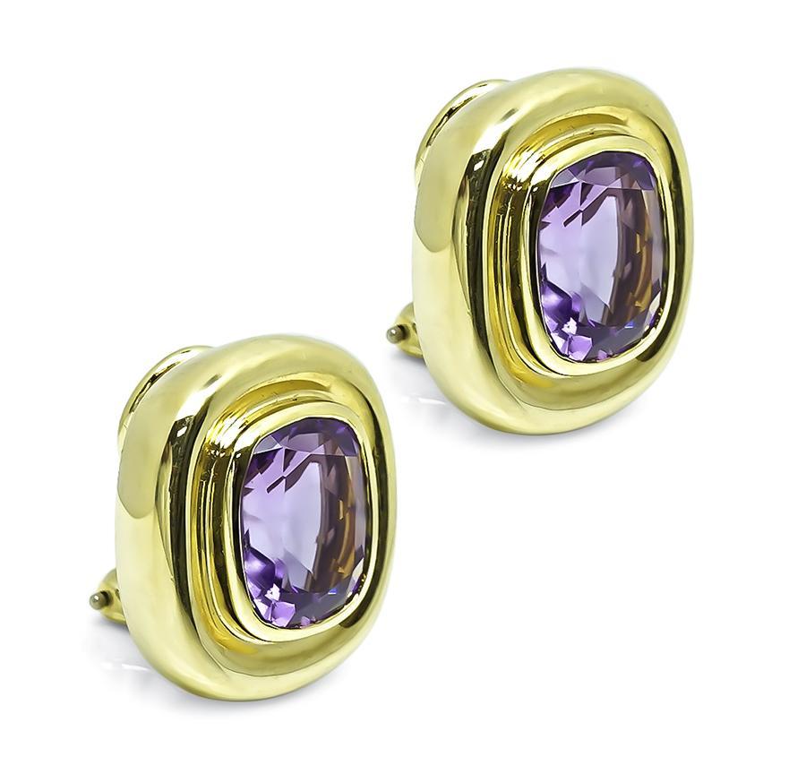 Si tratta di un magnifico paio di orecchini Paloma Picasso for Tiffany & Co. in oro giallo 18 carati. Gli orecchini sono caratterizzati da deliziose ametiste a taglio cuscino che pesano circa 15,00ct. Gli orecchini misurano 20 mm per 18 mm e pesano