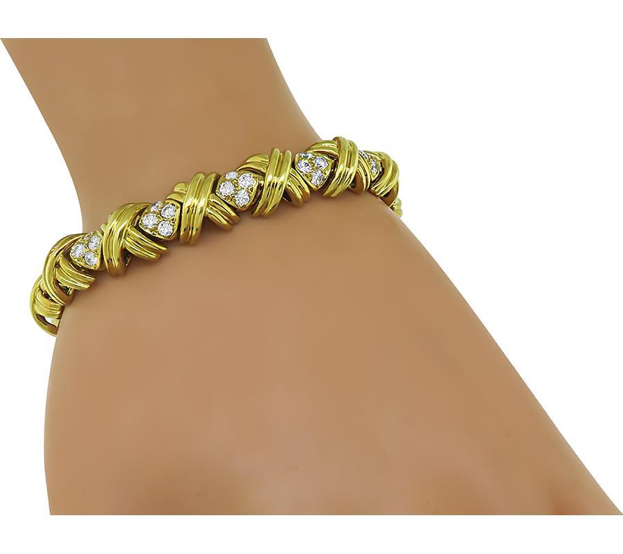 Dies ist ein elegantes Armband aus 18 Karat Gelbgold von Tiffany & Co. Das Armband ist mit funkelnden Diamanten im Rundschliff besetzt, die etwa 1.50ct wiegen. Die Farbe dieser Diamanten ist E-F mit VS-Reinheit. Das Armband misst 10,5 mm in der