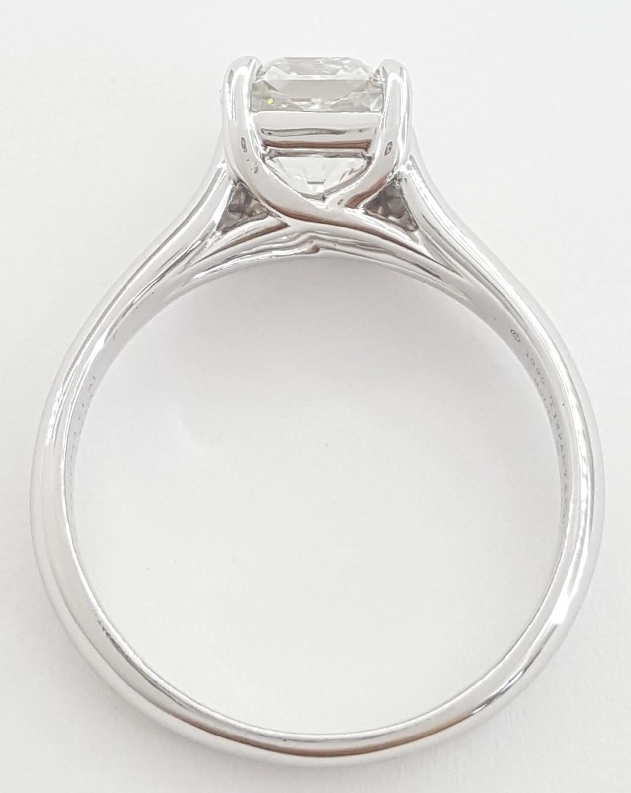 Tiffany & Co. 1,52 Karat Lucida™ Diamant-Solitär-Verlobungsring mit quadratischem Brillantschliff aus Platin

Dieser exquisite Verlobungsring von Tiffany & Co. zeichnet sich durch den ikonischen Lucida™ Cornered Square Brilliant Cut Diamanten aus,