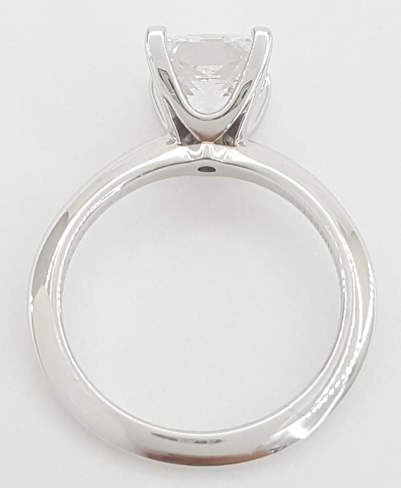Anillo de compromiso solitario con diamante talla princesa de 1,56 quilates Tiffany & Co. Moderno en venta