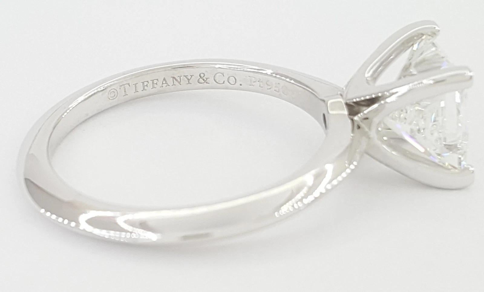 Anillo de compromiso solitario con diamante talla princesa de 1,56 quilates Tiffany & Co. Corte princesa en venta