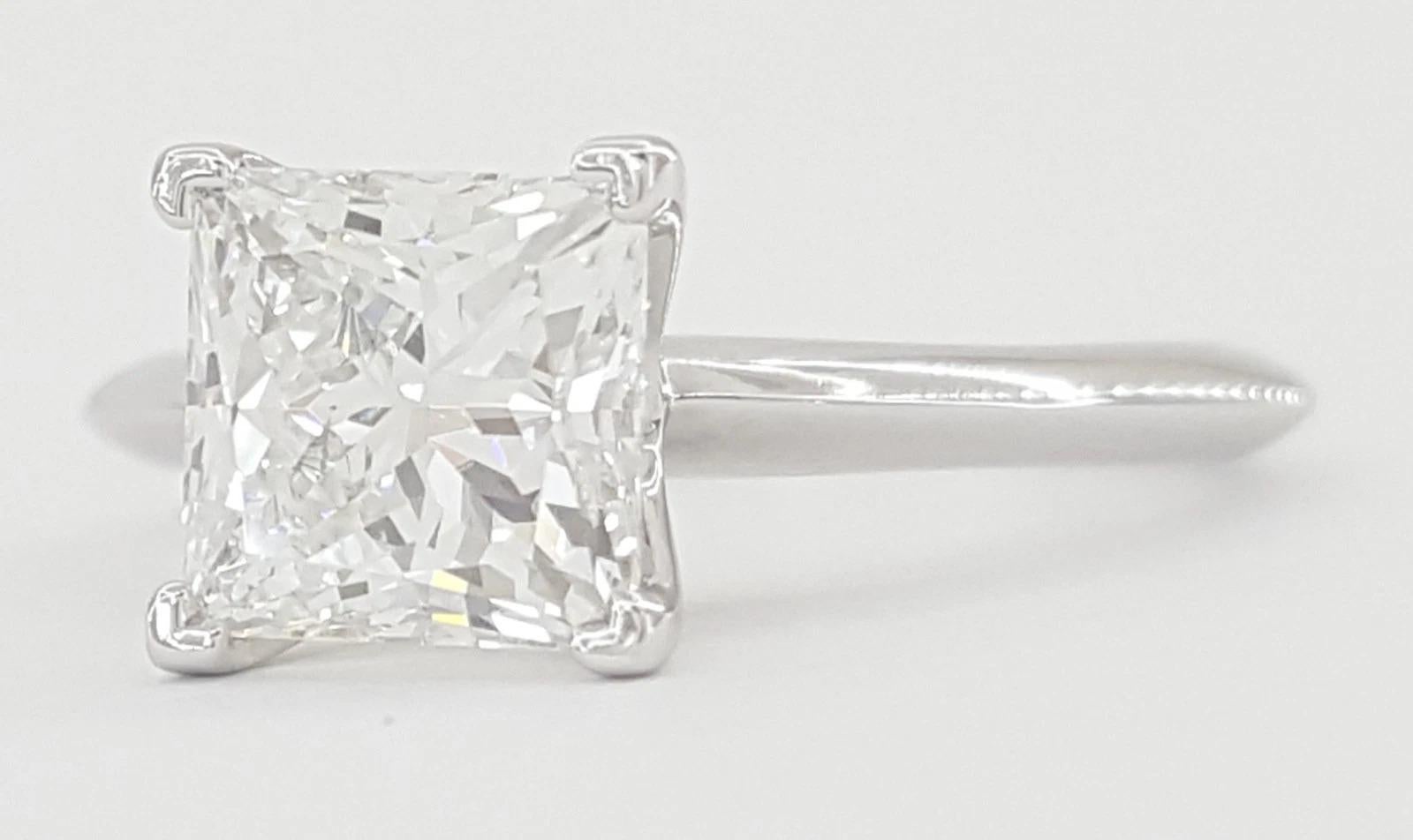 Anillo de compromiso solitario con diamante talla princesa de 1,56 quilates Tiffany & Co. en Excelente estado para la venta en Chicago, IL