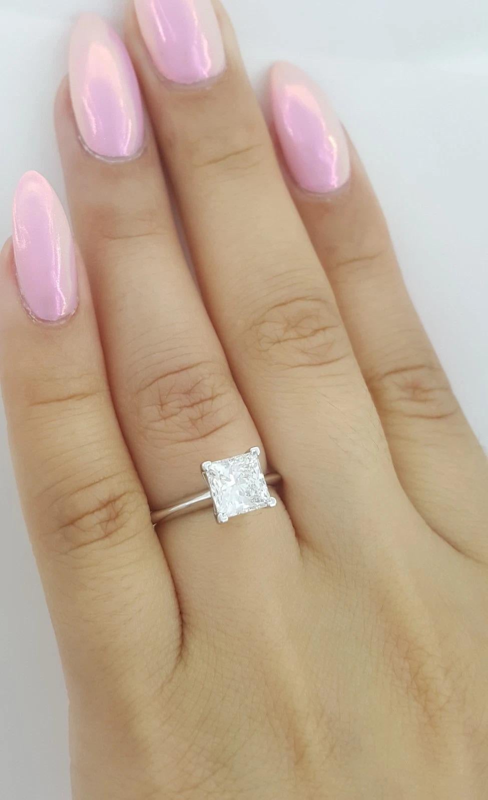 Femenino o masculino Anillo de compromiso solitario con diamante talla princesa de 1,56 quilates Tiffany & Co. en venta