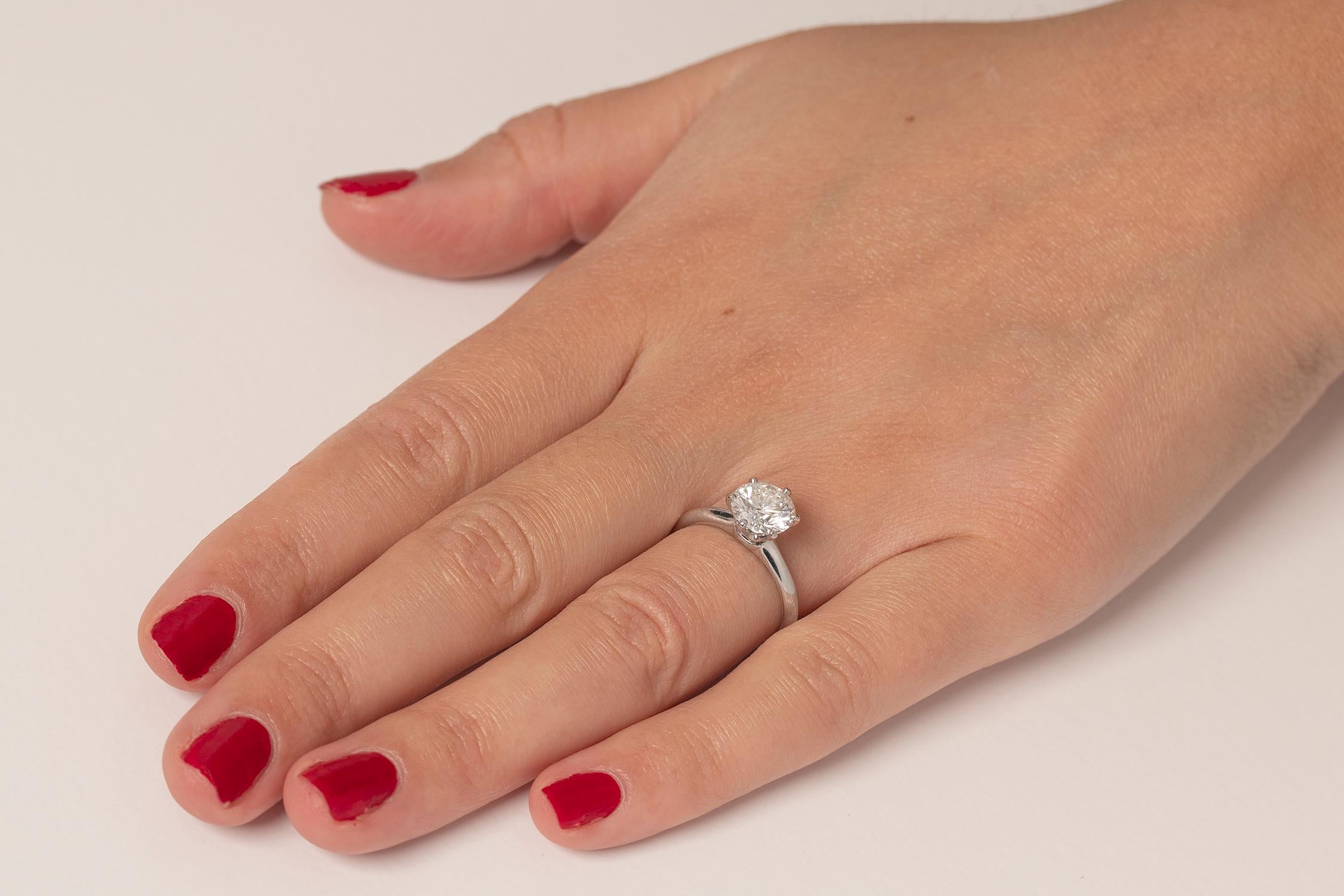 Un anillo de diamantes clásico sencillamente impresionante de Tiffany & Co. El diamante pesa 1,56 quilates y tiene una graduación de color I y claridad VS2. El certificado es de GIA y este precioso anillo también tiene la documentación de Tiffany &