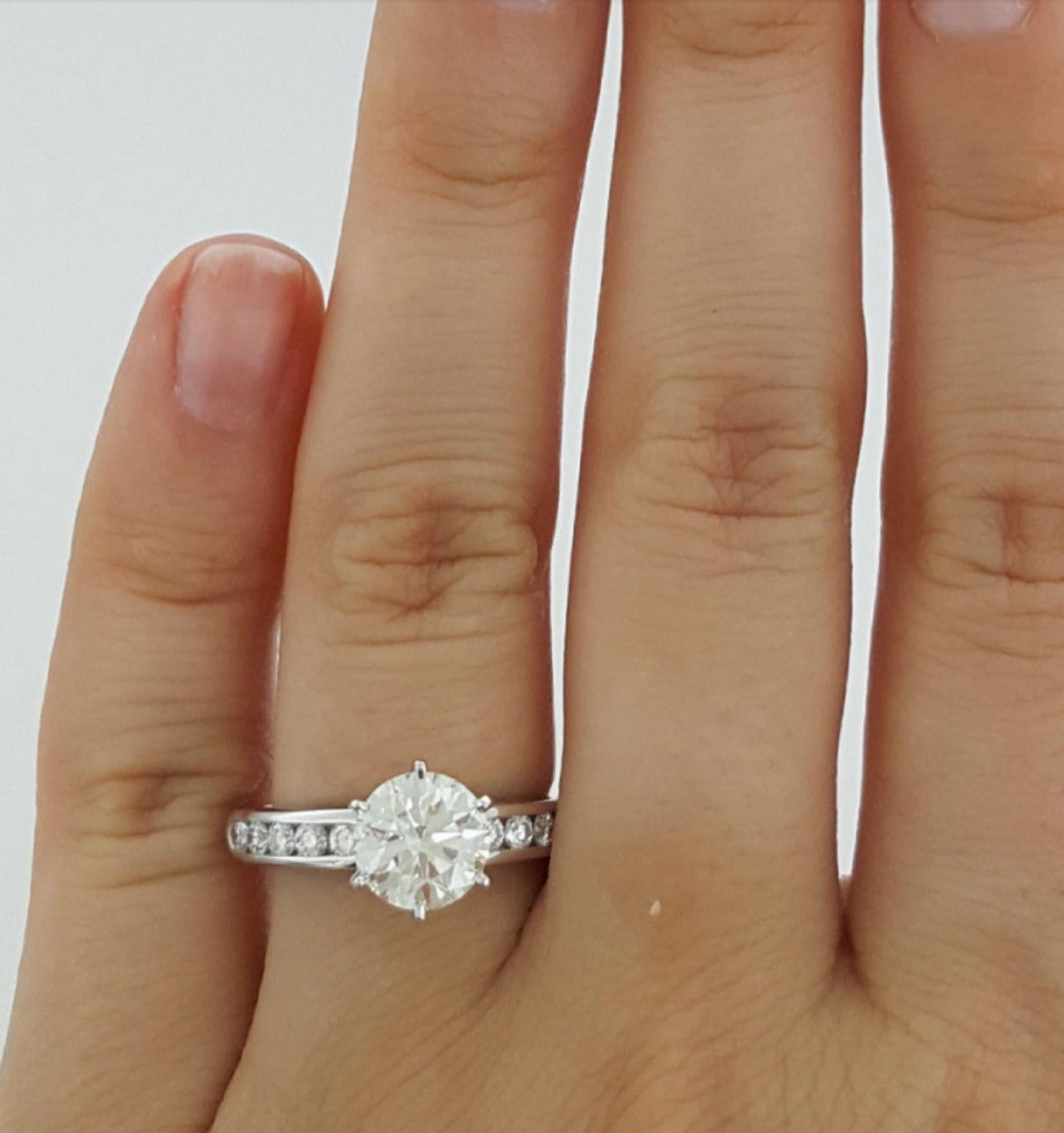 Taille ronde Tiffany & Co. Bague de fiançailles solitaire en platine avec diamant de 1.57 carats en vente