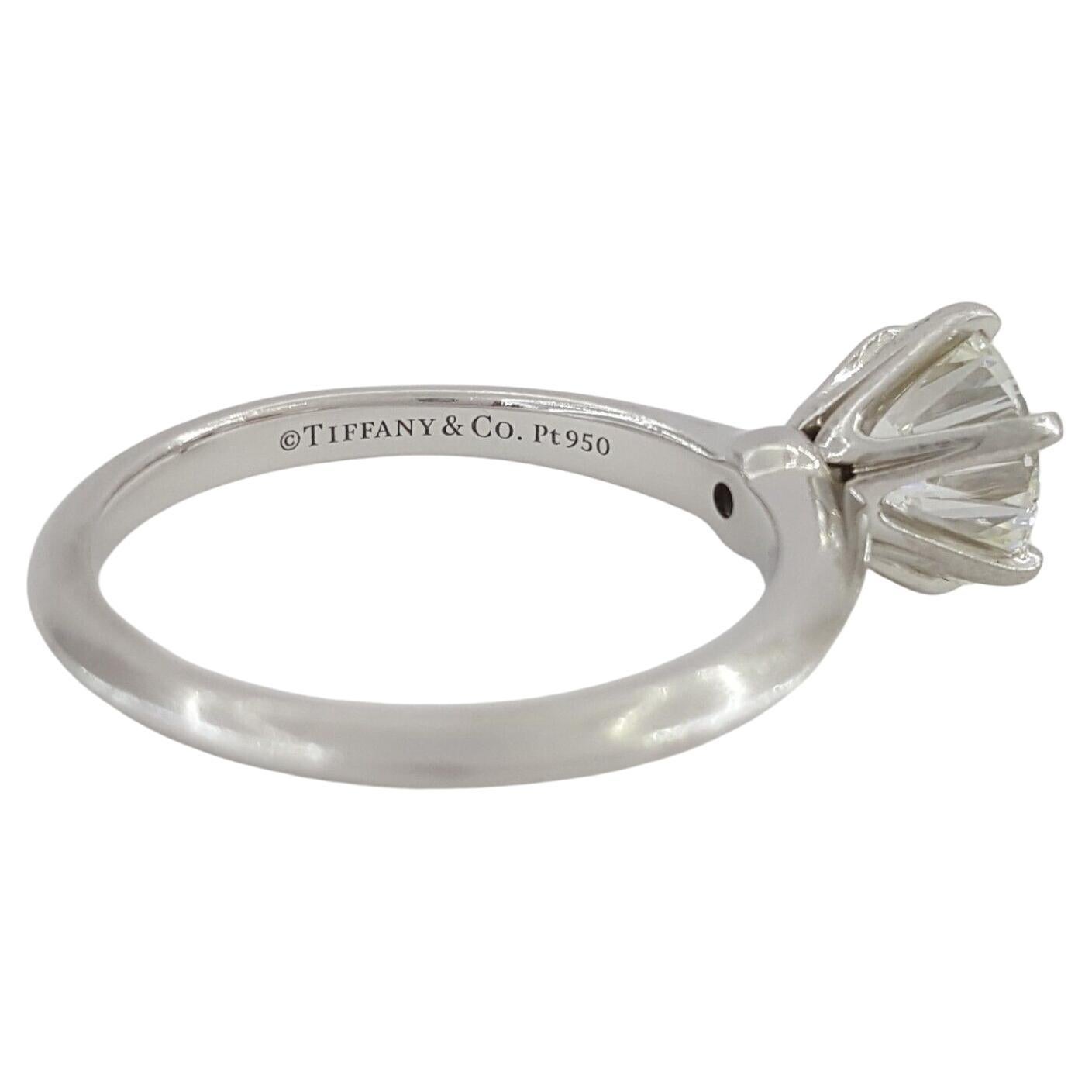 Tiffany & Co. 1.59 ct poids total Platinum Round Brilliant Cut Diamond Solitaire Engagement Ring-un symbole intemporel d'amour et d'élégance durables.

Fabriquée à la perfection, cette magnifique bague pèse 5,2 grammes et est de taille 6,5, avec la
