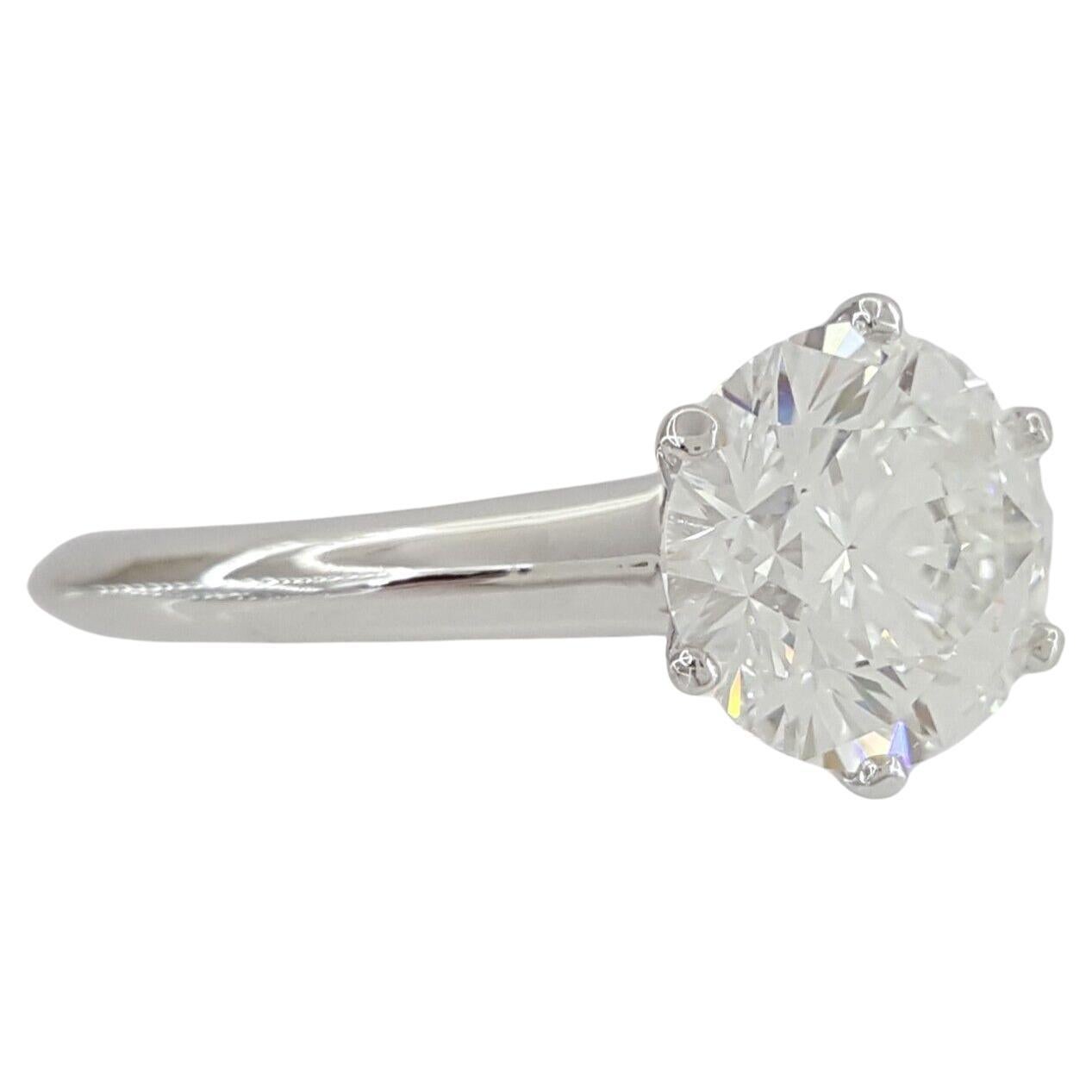 Taille ronde Tiffany & Co. Bague de fiançailles en platine de 1.59 carats avec diamant rond taillé en brillant en vente