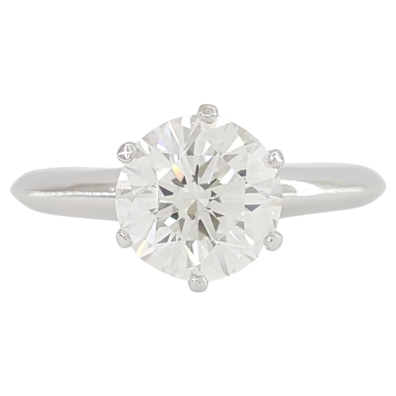 Tiffany & Co. Bague de fiançailles en platine de 1.59 carats avec diamant rond taillé en brillant Excellent état - En vente à Rome, IT