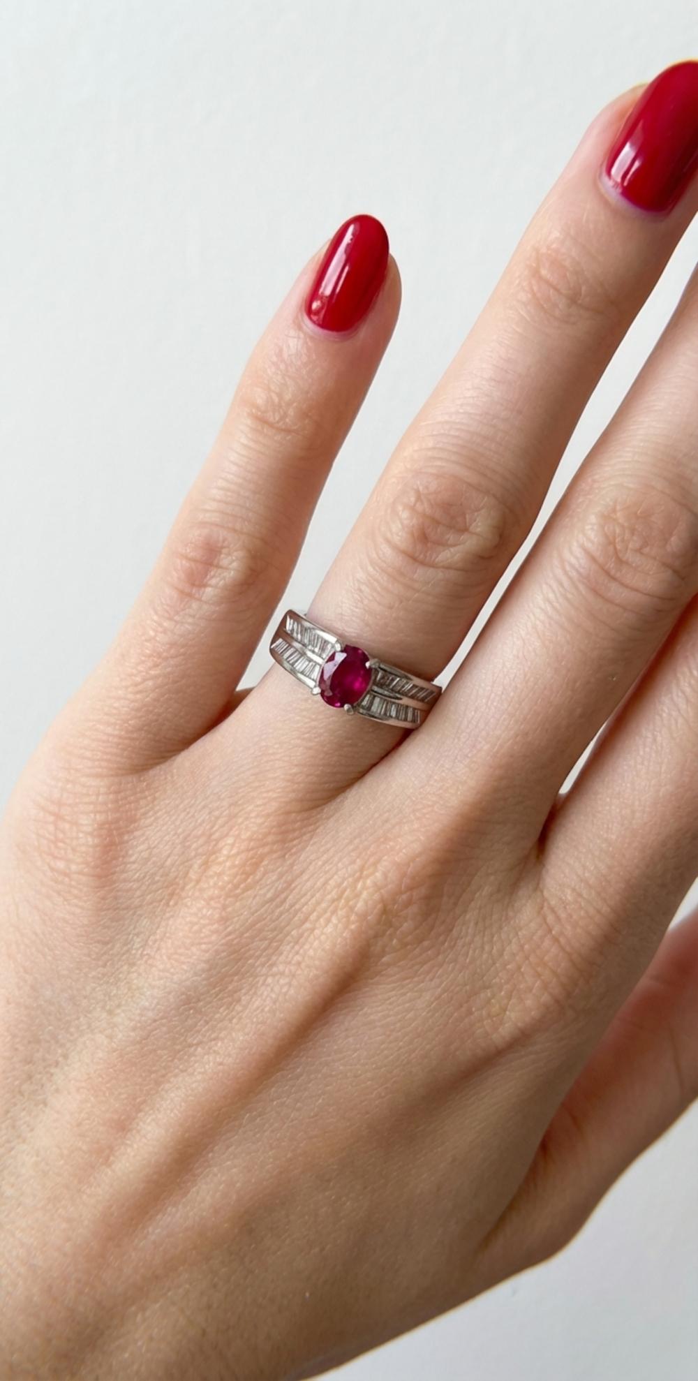 Este anillo vintage TIFFANY & CO. de rubíes y diamantes es un exquisito ejemplo de diseño atemporal y refinada artesanía.
El rubí central muestra una hermosa tonalidad rosa rojiza, expertamente complementada por un acento de diamante baguette cónico