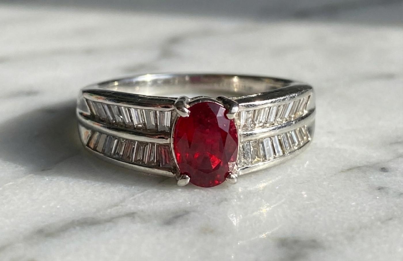 Anillo de platino con rubí y diamantes de 1,60 quilates Tiffany & Co. Contemporáneo en venta