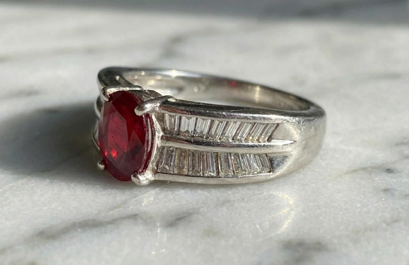 Anillo de platino con rubí y diamantes de 1,60 quilates Tiffany & Co. Corte oval en venta