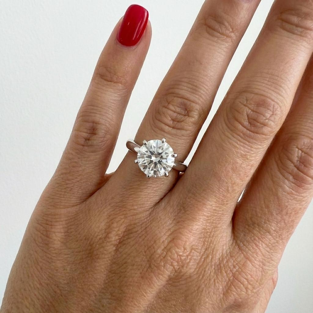 Cette extraordinaire bague de fiançailles en platine de Tiffany & Co. est ornée d'un diamant rond brillant de 1,60 carat, de couleur G et de pureté VS2 - une combinaison parfaitement équilibrée de blancheur élevée, de pureté et de brillance