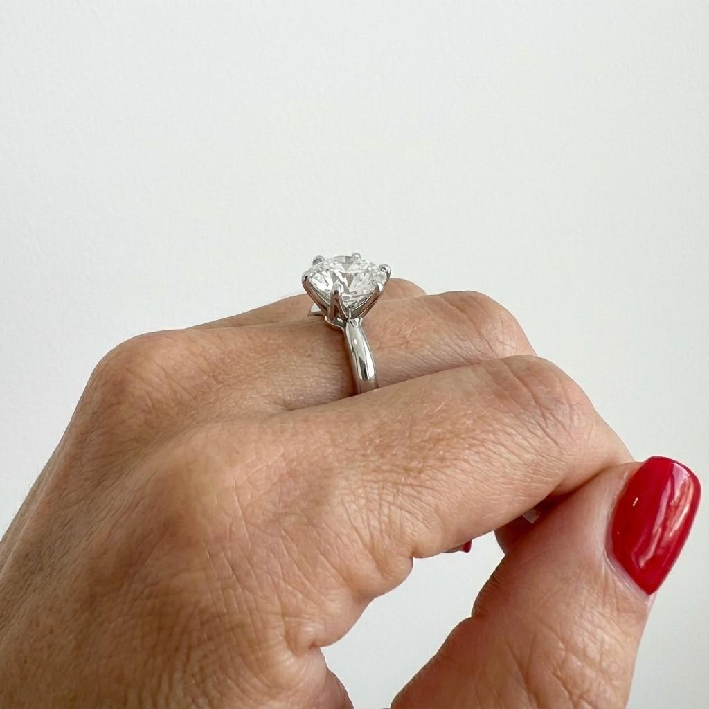 Taille ronde Tiffany & Co. Bague de fiançailles à diamants ronds et brillants de 1,60ct en vente