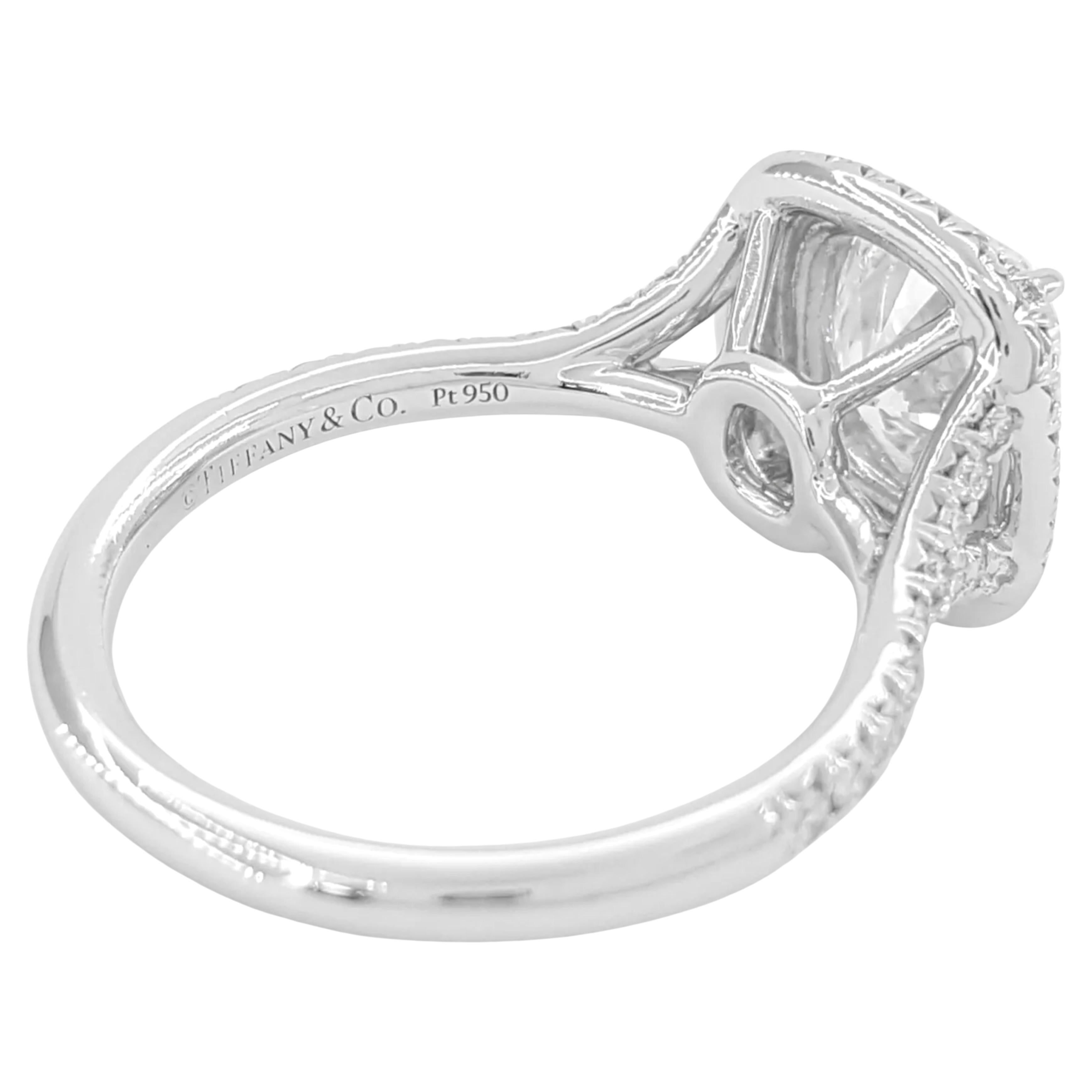 Tiffany & Co. La bague de fiançailles Platinum Soleste® que vous avez décrite est un bijou magnifique et exquis. La pierre principale est un diamant de 1,61 ct de taille brillant coussin, de couleur I et de pureté VS1. Il présente une excellente