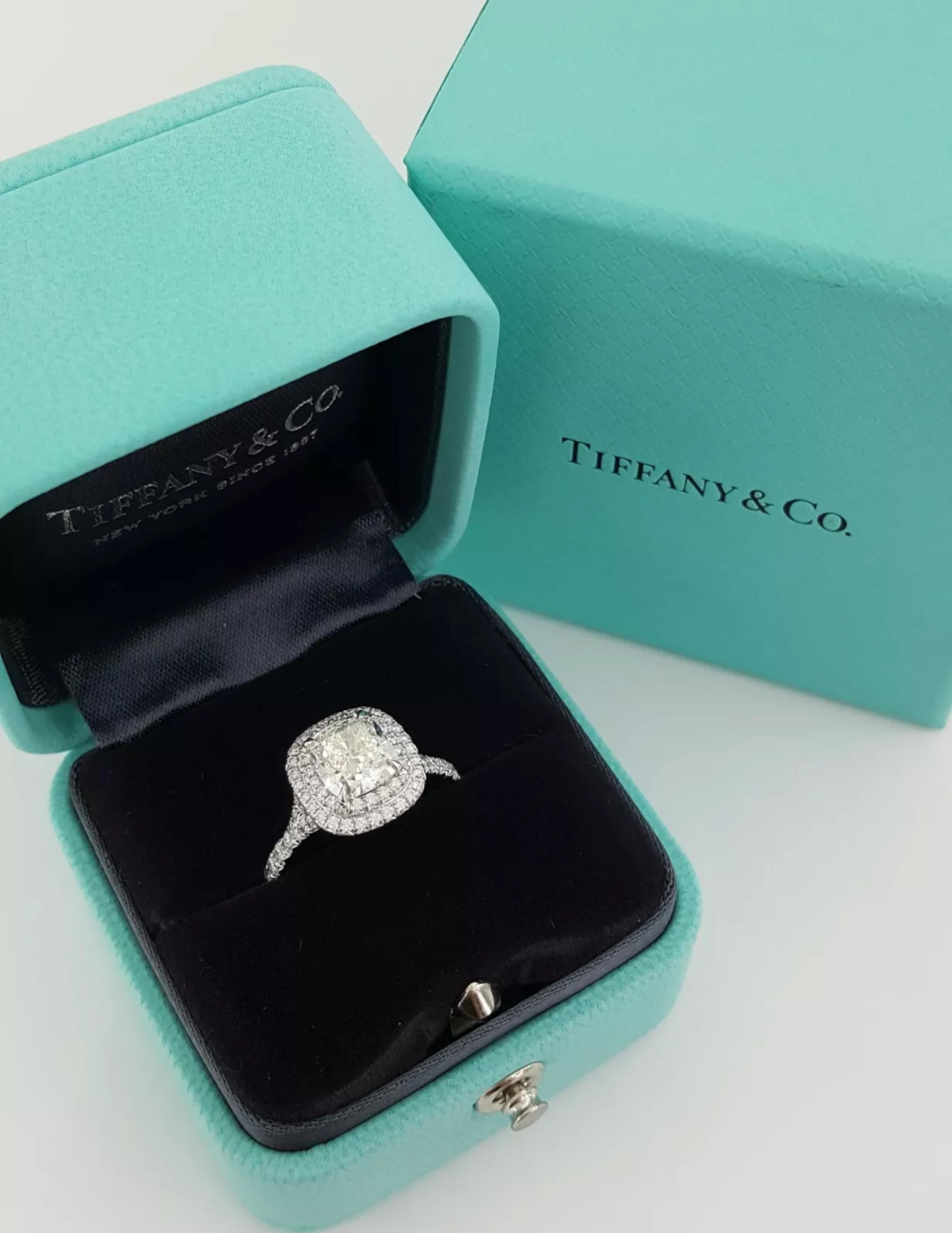 Women's or Men's Tiffany & Co. 1.61 Carat Cushion Cut Engagement ring For Sale