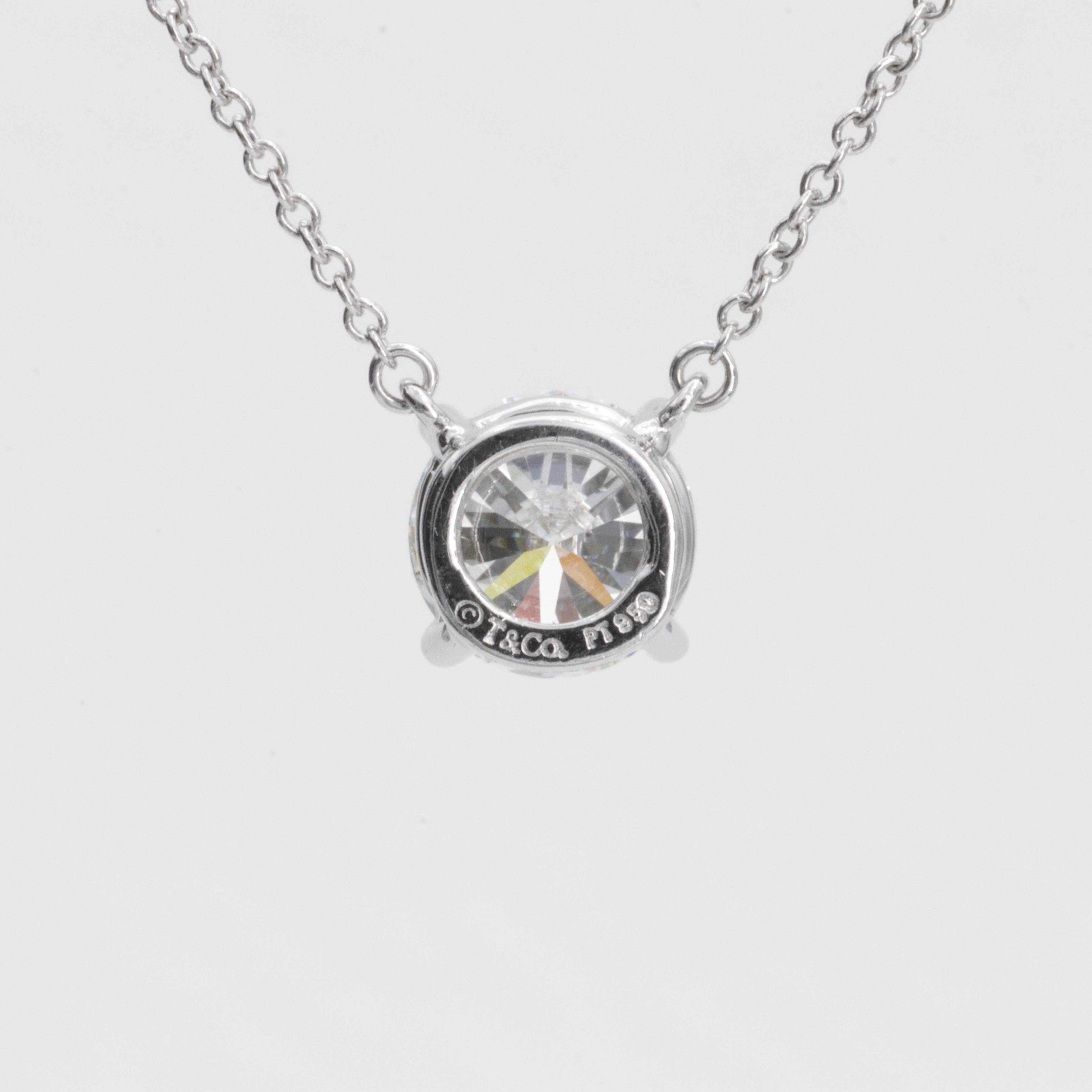 Taille ronde Tiffany & Co 1.63 Carat Round Brilliant Diamond & Platinum Solitaire Necklace en vente
