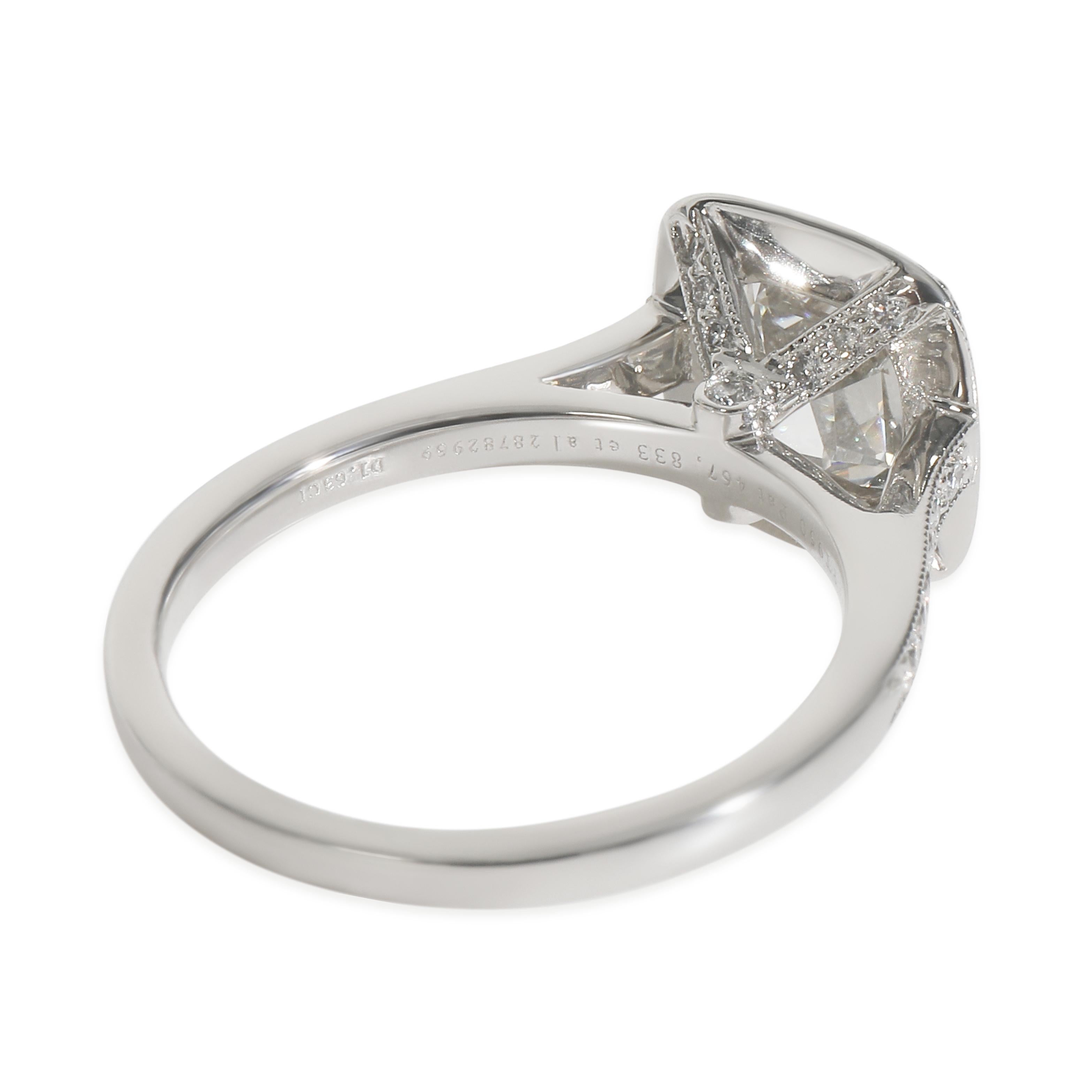 Anello di fidanzamento Legacy con diamante a cuscino da 1,63 carati di Tiffany & Co. In condizioni ottime in vendita a New York, NY