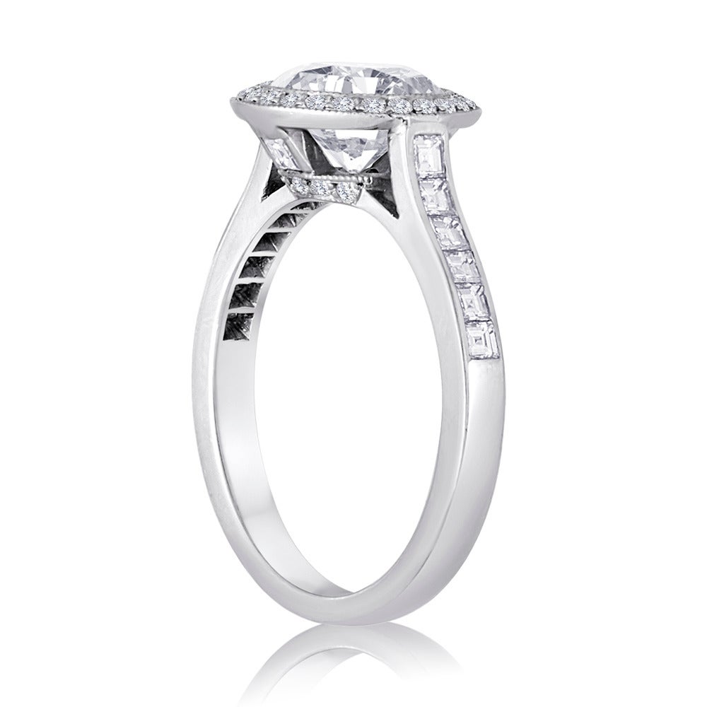 Nachlass-Stück.
Tiffany & Co. Halo-Verlobungsring.
Der Ring ist aus Platin.
Der Mittelstein ist 1,67 Karat F VVS2.
Es sind 0,56 Karat F VS in kleinen Diamanten.
Der Ring ist eine Größe 6, sizable.
Der Ring wiegt 5,0 Gramm
Der Ring kommt mit Original