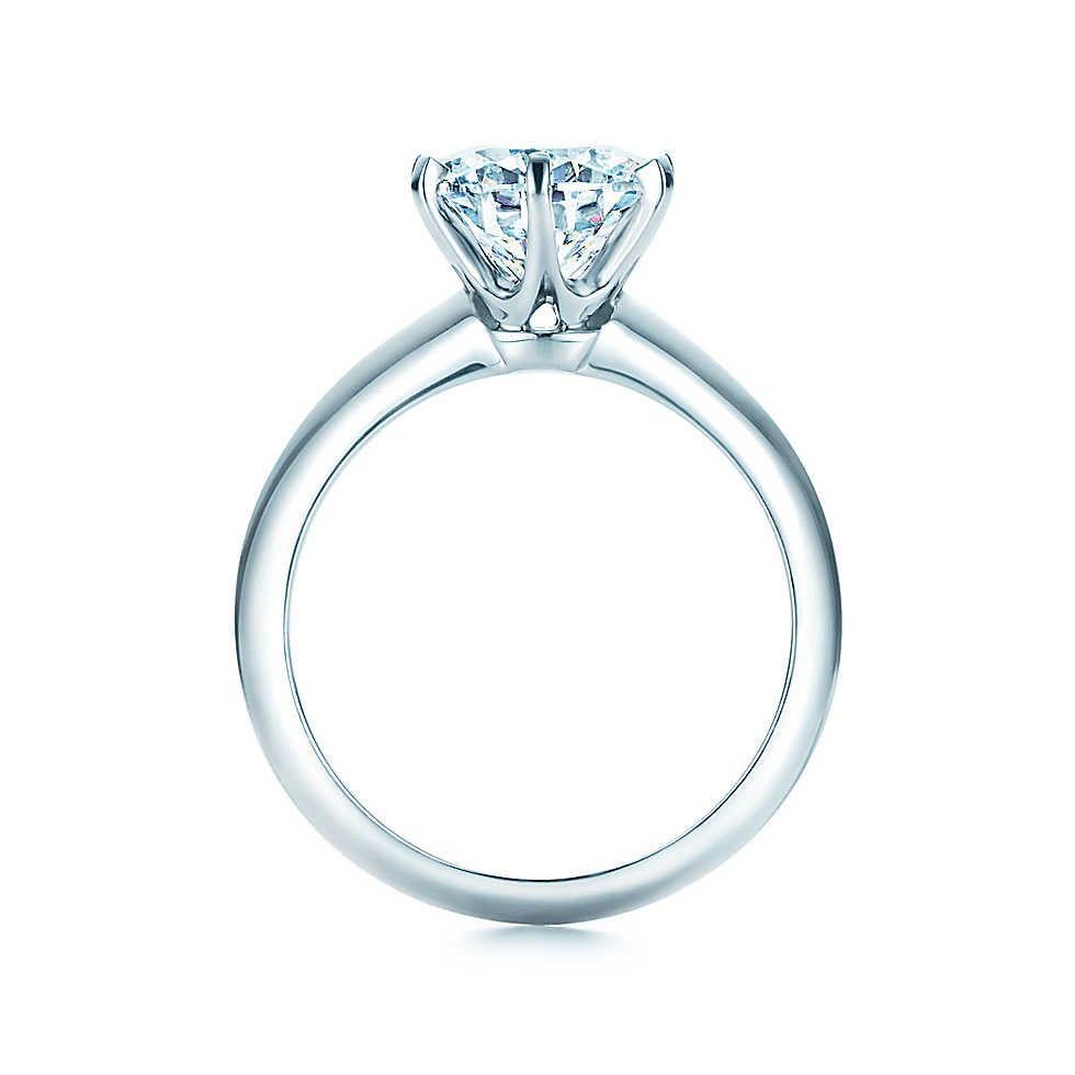 Tiffany & Co. 1.58 Carat Round Brilliant Cut Diamond Solitaire Engagement Ring. 


La bague est livrée avec le certificat d'origine de Tiffany & Co. Certificat de diamant