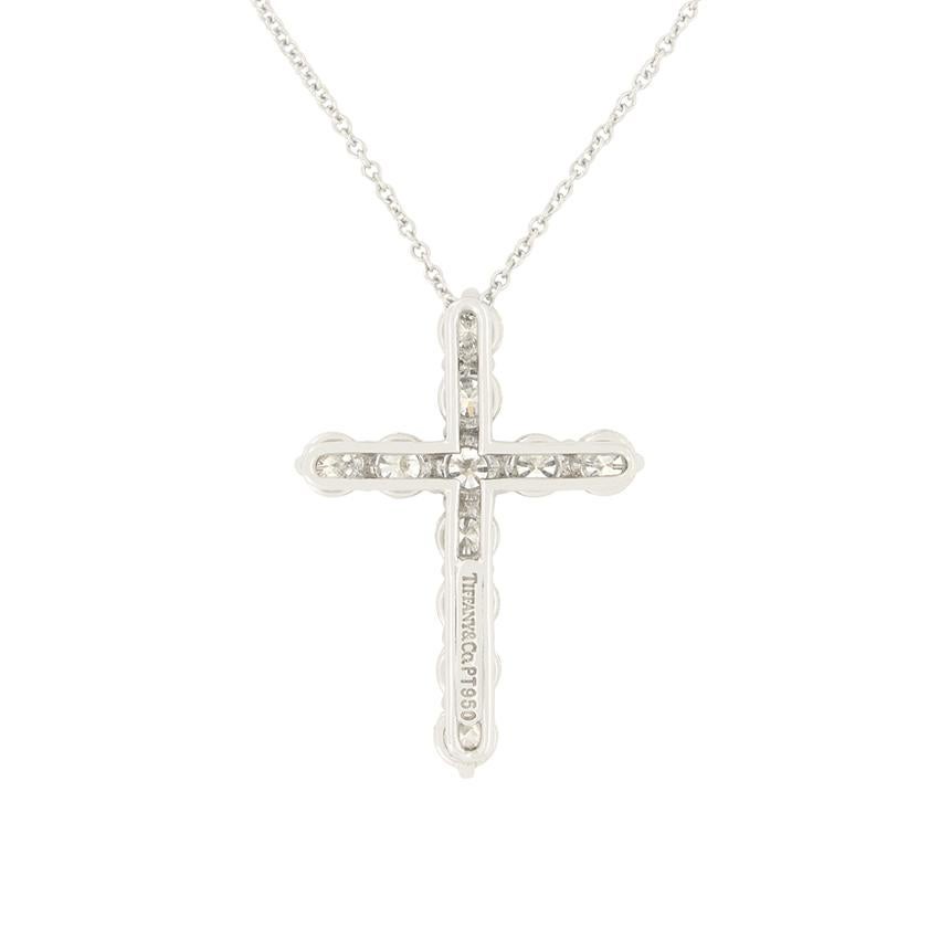 Este clásico colgante en forma de cruz fue creado por la diseñadora Tiffany & Co. Once diamantes brillantes redondos de 1,71 quilates están engastados en forma de cruz de platino. Cada uno de los diamantes coincide en calidad, con una graduación de