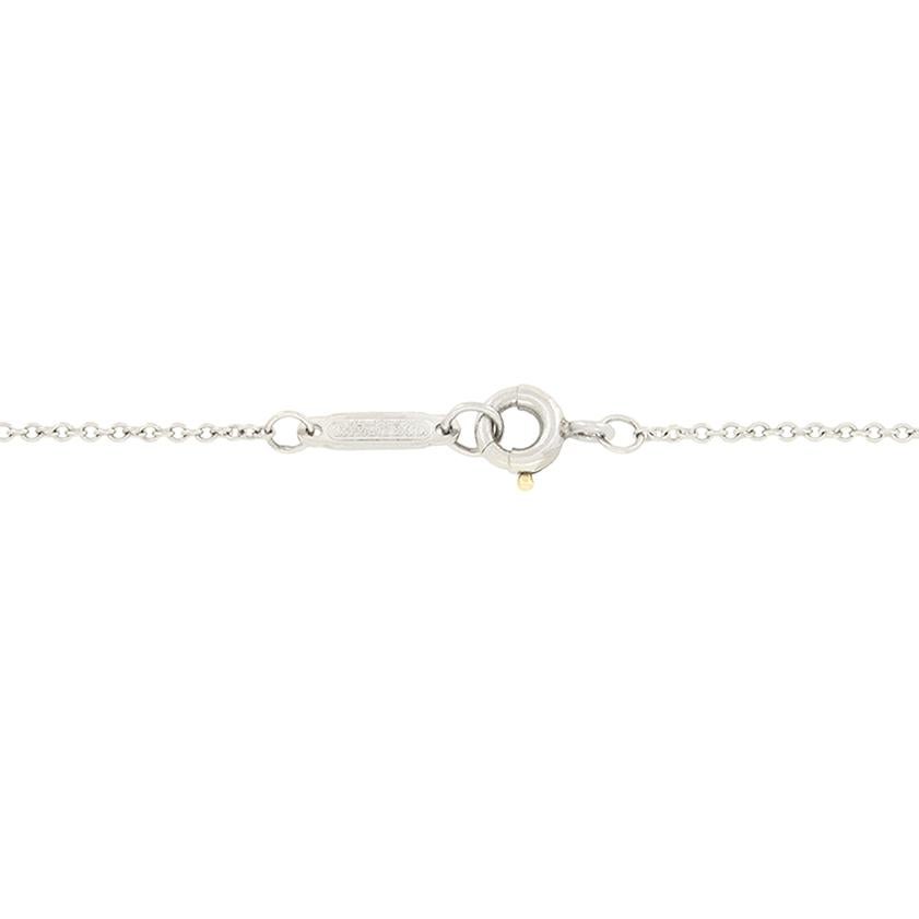 Este clásico colgante en forma de cruz fue creado por la diseñadora Tiffany & Co. Once diamantes brillantes redondos de 1,71 quilates están engastados en forma de cruz de platino. Cada uno de los diamantes coincide en calidad, con una graduación de