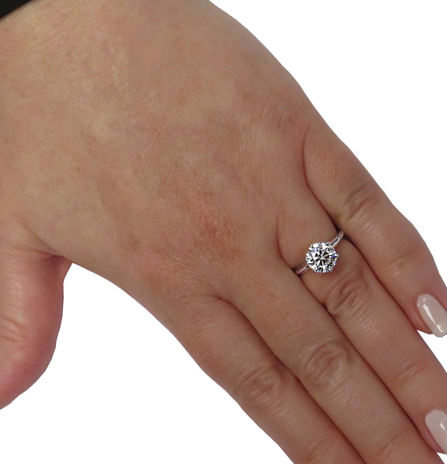 Verlobungsring aus Platin mit 1::73 Karat Diamanten von Tiffany & Co. im Zustand „Hervorragend“ in Miami, FL