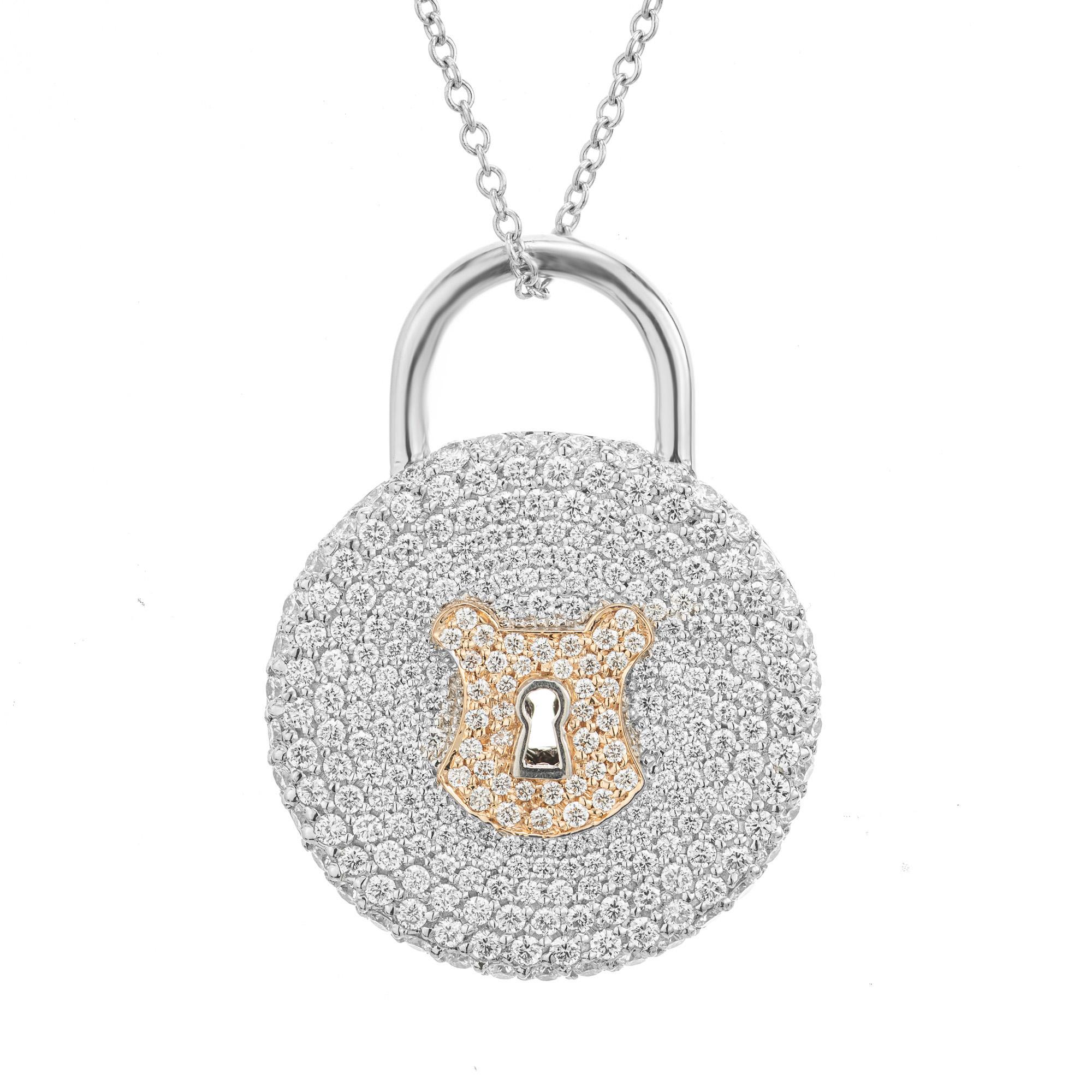 Raro pendente a forma di serratura in platino e oro rosa di Tiffany & Co. sospeso su una catena di platino di 18 pollici. Con 271 diamanti rotondi taglio brillante per un peso totale di 1,75 carati. Al centro del ciondolo rotondo c'è una serratura a