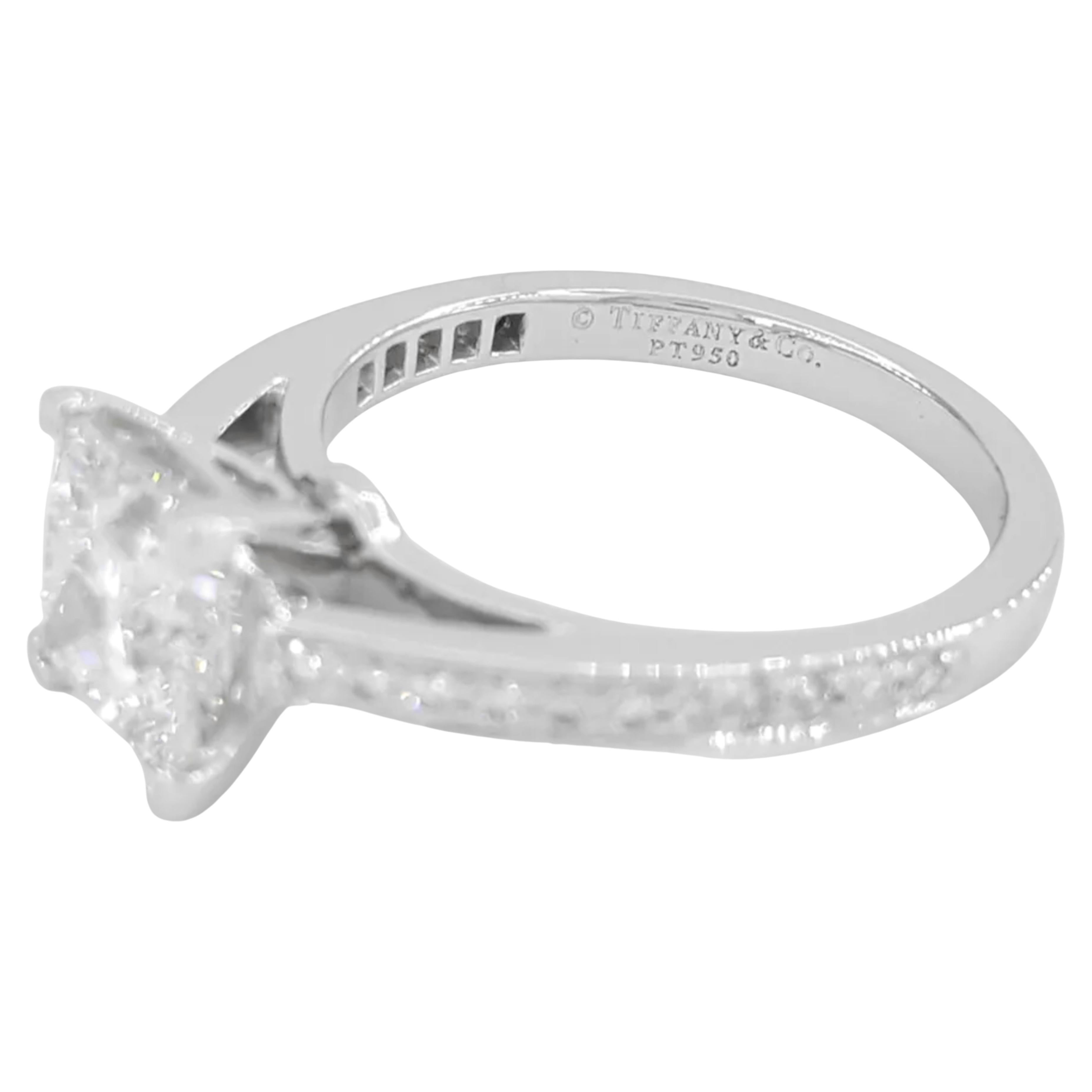 Tiffany & Co. Grace Platin Verlobungsring hat ein Gesamtgewicht von 6,2 Gramm und ist eine Größe 6,25. Der Diamant in der Mitte wiegt 1,76 Karat und hat einen Princess-Brillant-Schliff, Farbe F, Reinheit VS1 und ausgezeichnete Bewertungen für