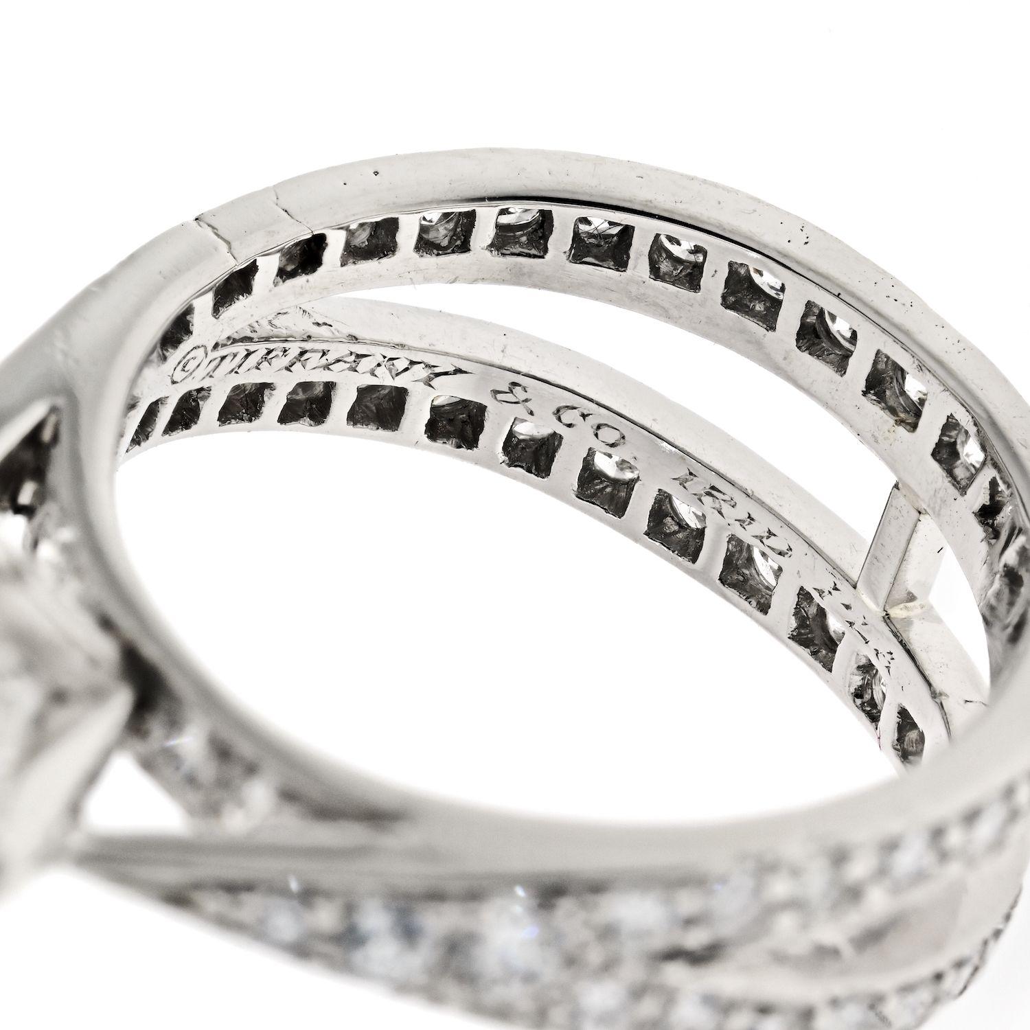 Ein fantastischer diamantener Verlobungsring, der nicht der durchschnittliche sechszackige Tiffany-Ring ist. Dies ist ein Nachlass Diamant Verlobungsring von Tiffany & Co. montiert in Platin mit 1,79ct runden Brillantschliff in der Mitte.
Center