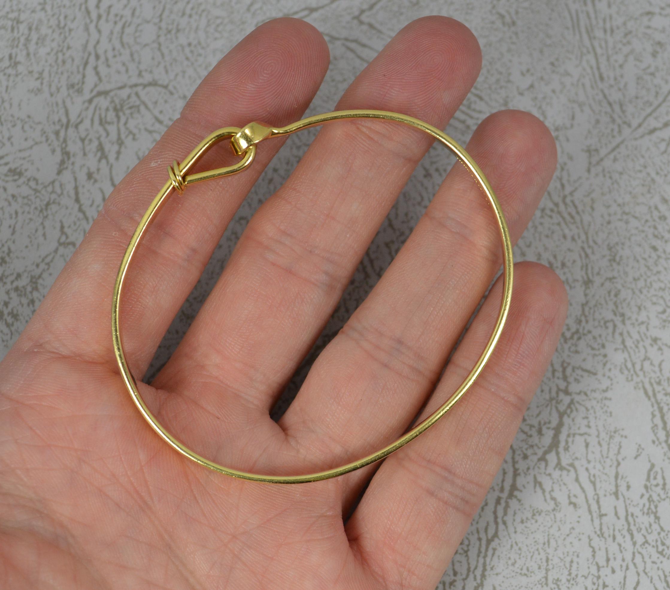 A fantastic Tiffany and Co bangle.
Solid 18 carat yellow gold example.
Hook eye design.
Only solid gold example of this design on 1st Dibs.

CONDITION ; Excellent. Crisp piece, strong hook tension. Clean. Comes with a Tiffany marked box but no