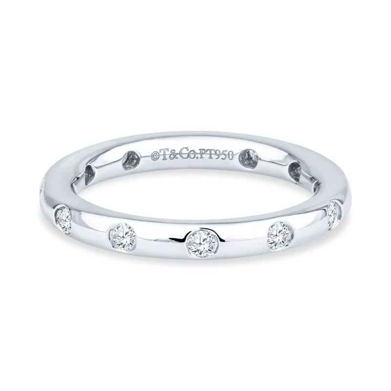 Dieser elegante Ring ist aus Platin gefertigt und weist auf dem gesamten Ringband eingefasste Diamanten mit einem ungefähren Gesamtkaratgewicht von 0,18 auf. Es ist Größe 5 und kann als Ehering oder Ewigkeitsring getragen werden. Der ursprüngliche