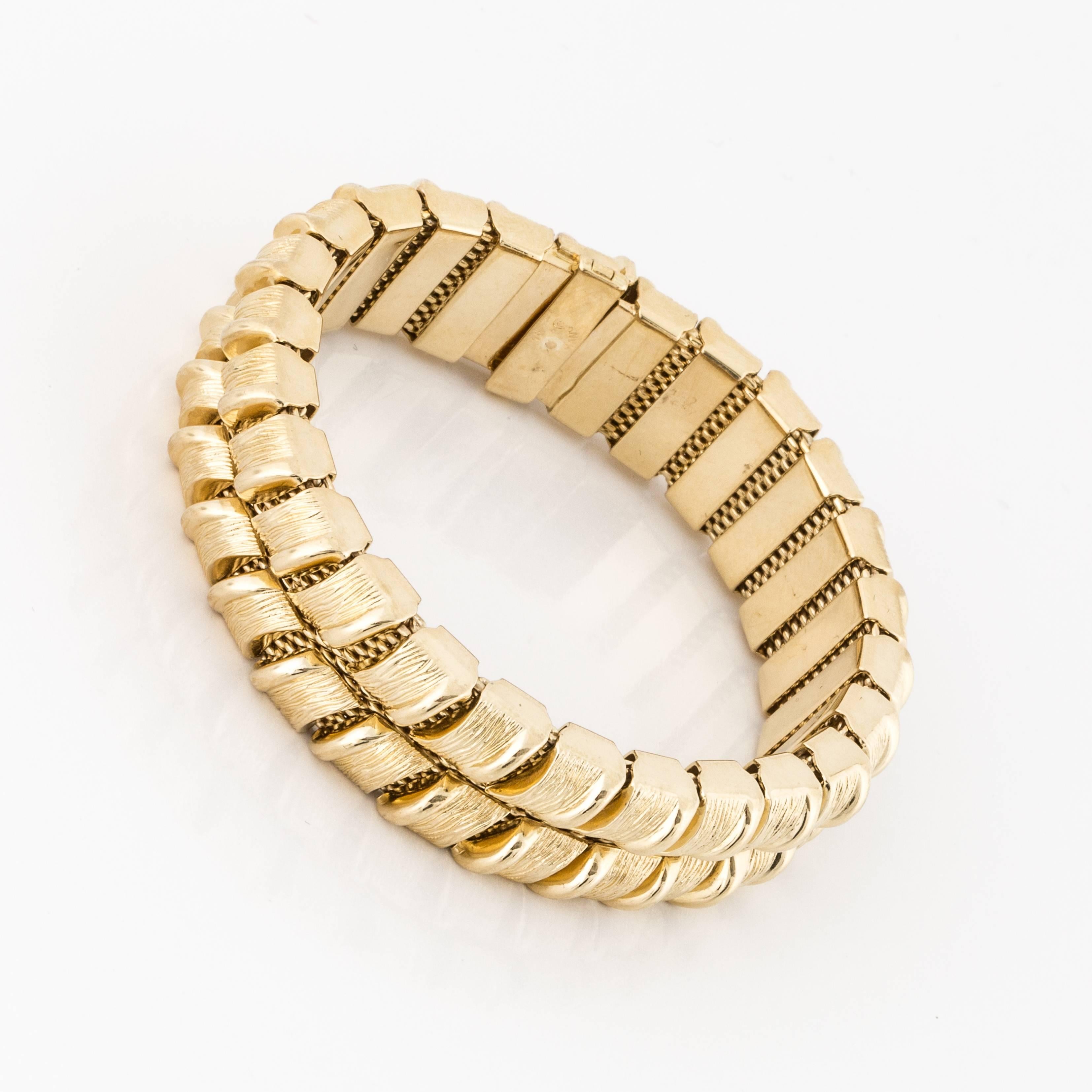 Armband von Tiffany & Co. aus 18 Karat Gelbgold.  Es wurde in den 1970er Jahren in Deutschland hergestellt.  Maßnahmen 7 Zoll lang und 9/16 Zoll breit. Ca. 1970er Jahre. 