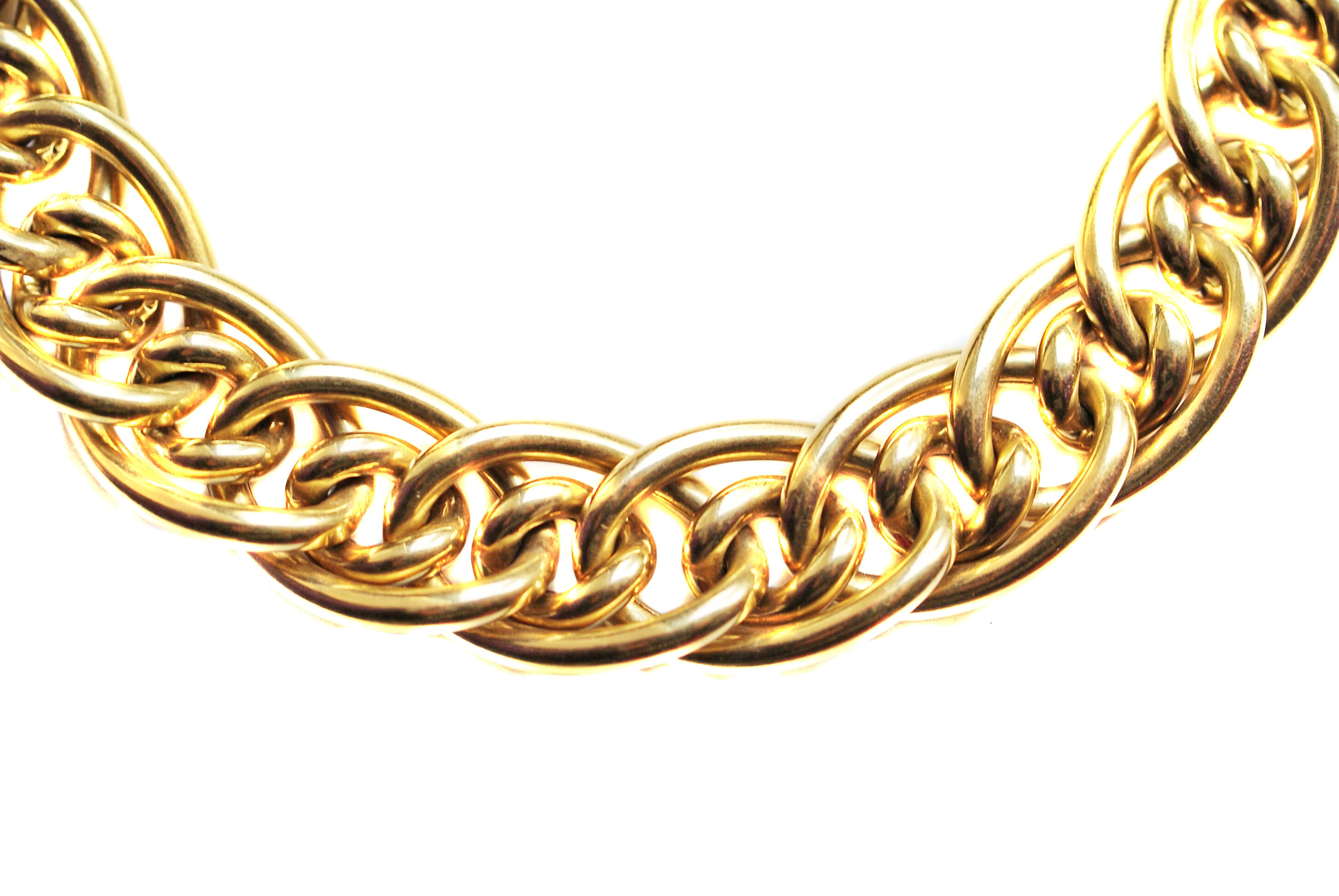 Chic and most wearable 18 karat yellow gold flexible link choker necklace by Tiffany & Co. Beautifully hand-crafted a row of flexibly connected curb links are embedded into larger oval curb links, giving this necklace its distinct and bold look. The