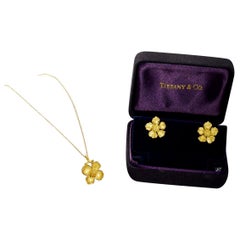 Tiffany & Co. Parure collier et boucles d'oreilles en or 18 carats à motifs de fleurs