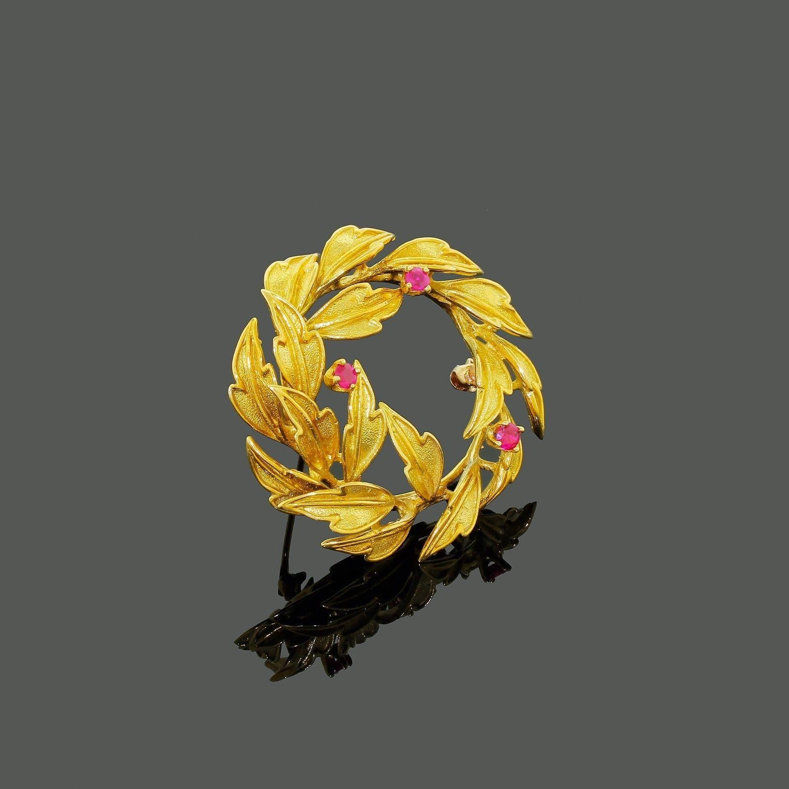 Modern Tiffany & Co. 18 Karat Gold Ruby Leaf Holiday Wreath Pin Brooch Pin 10.75 Grams