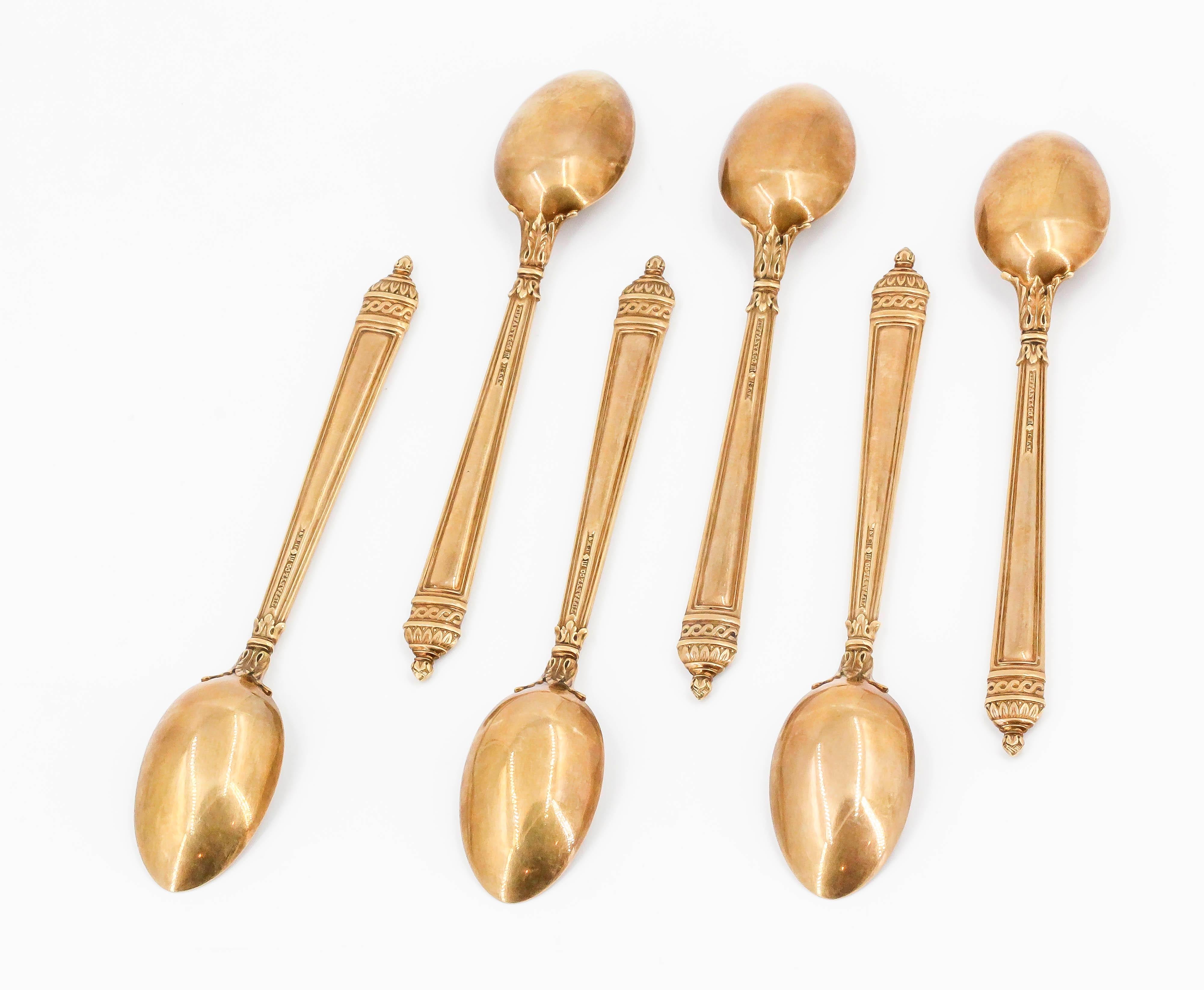 Charming 18K yellow gold set of 6 tea spoons by Tiffany & Co. 

Hallmarks: Tiffany & Co., 18KT, maker's mark.