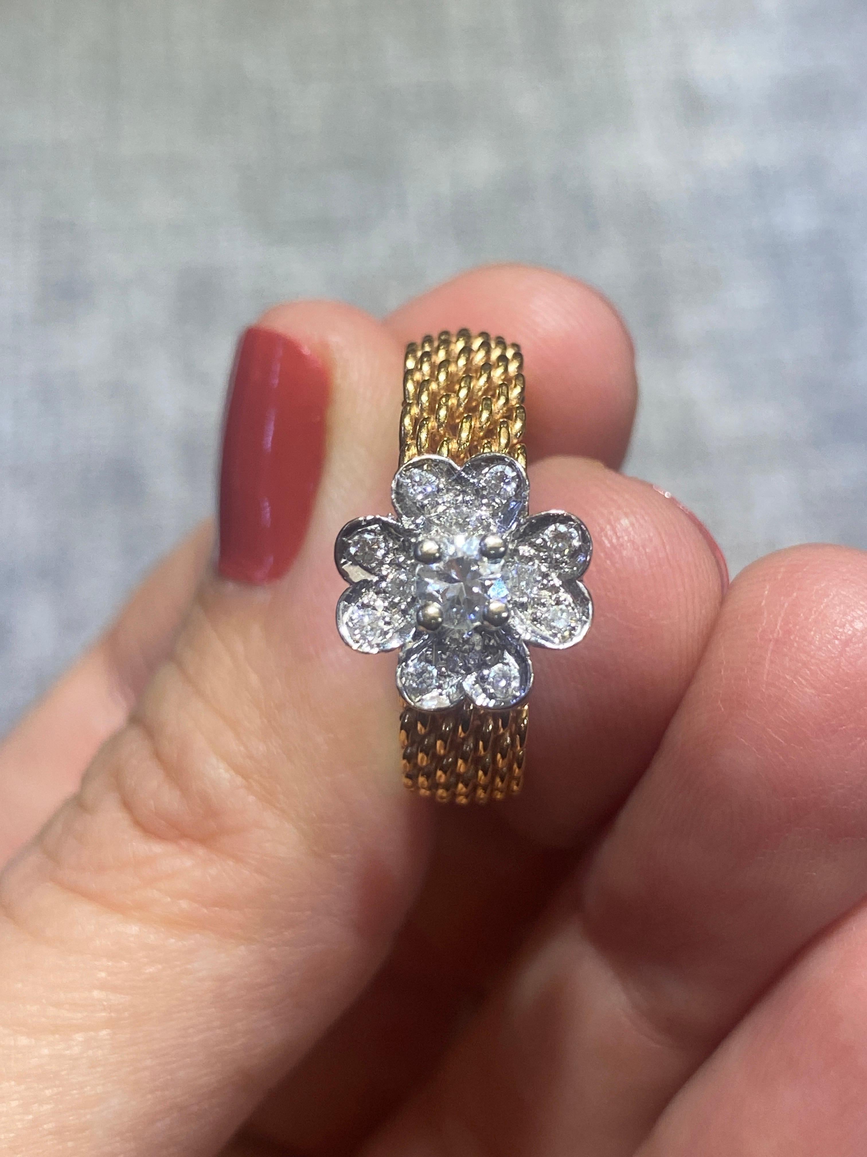 Contemporain Tiffany & Co Bague en or 18 carats à maille Somerset avec une fleur en diamant en vente