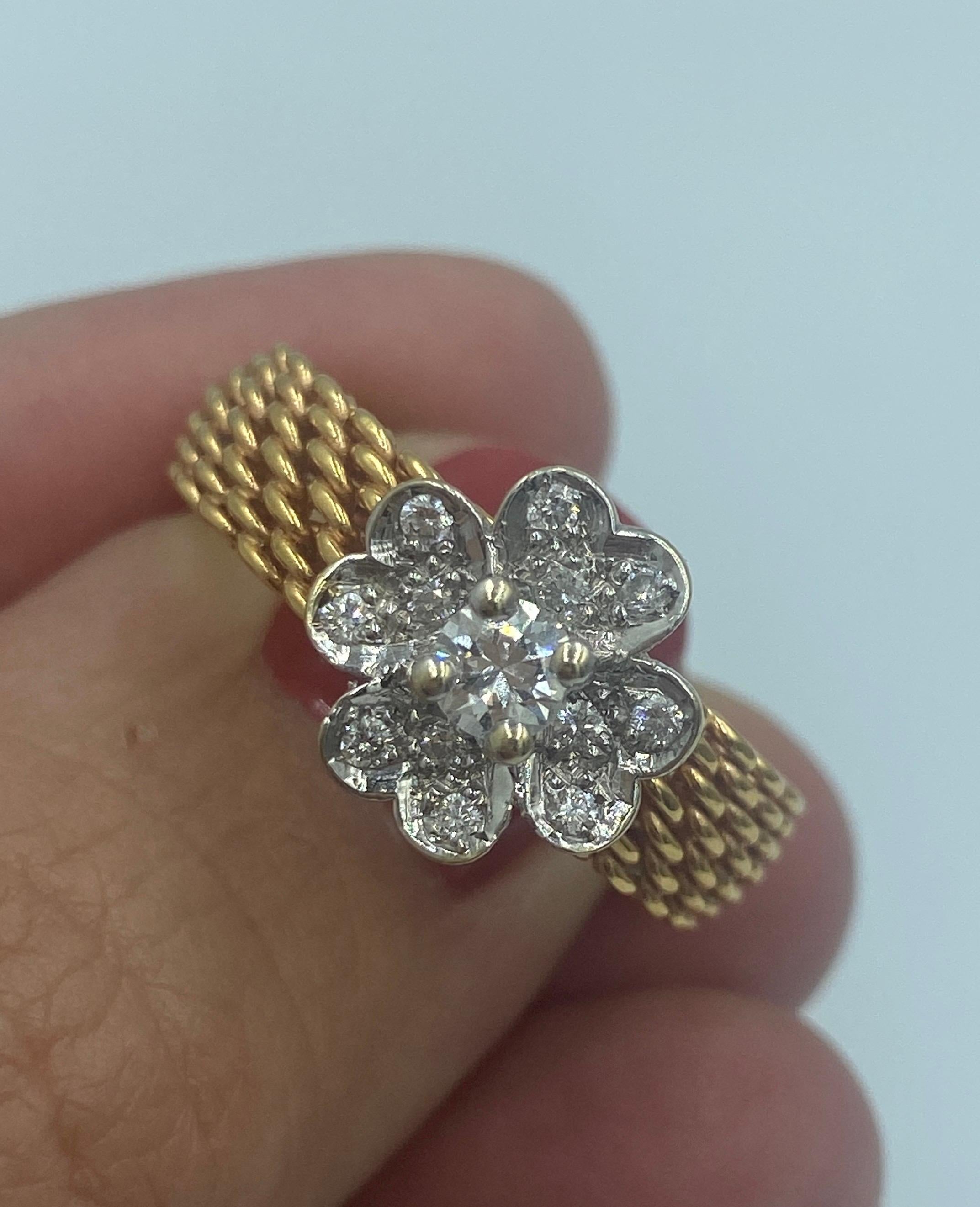 Taille ronde Tiffany & Co Bague en or 18 carats à maille Somerset avec une fleur en diamant en vente