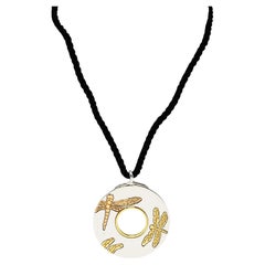 Tiffany & Co. Collier avec pendentif libellule en cordon de soie en or 18 carats et argent sterling