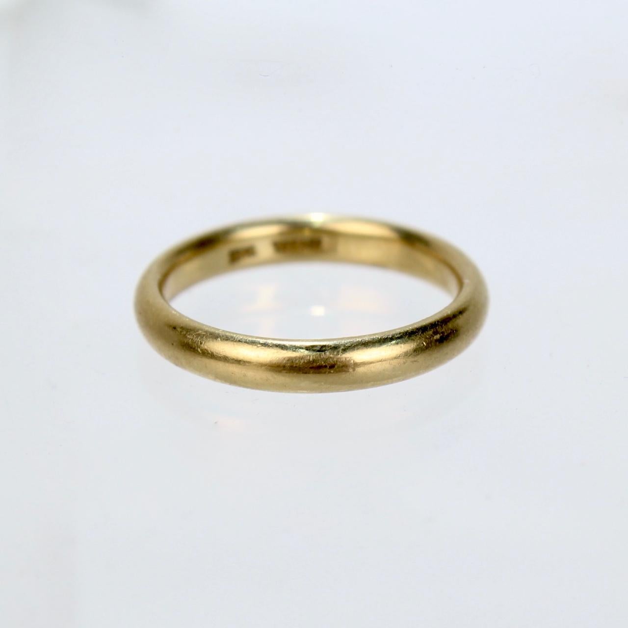 A very fine Tiffany & Co. band ring.

In 18k gold.

Marked to the shank: 18k and Tiffany & Co.

A perfectly simple and refined ring from the world's leading retailer!

Measurements:
Total Diameter: ca. 20 mm
Band Width: ca. 3 mm
Band Depth: ca. 2