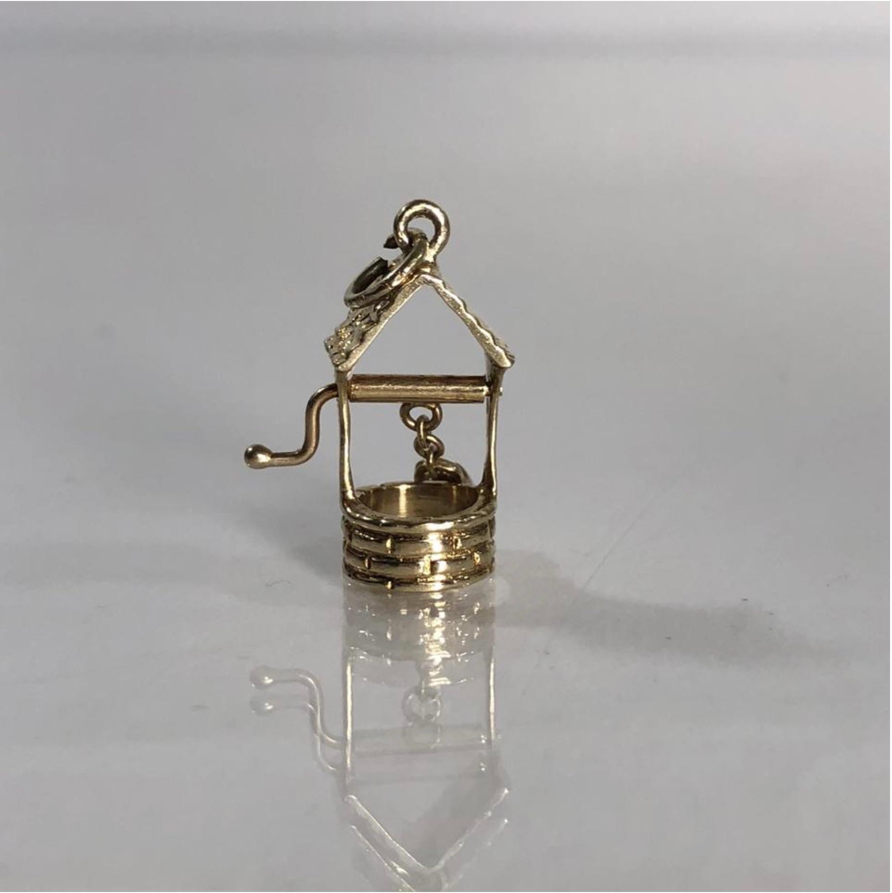 Tiffany & Co. 18 Karat Gold Wishing Well with Moveable Bucket Charm In Excellent Condition In Saint Charles, IL
