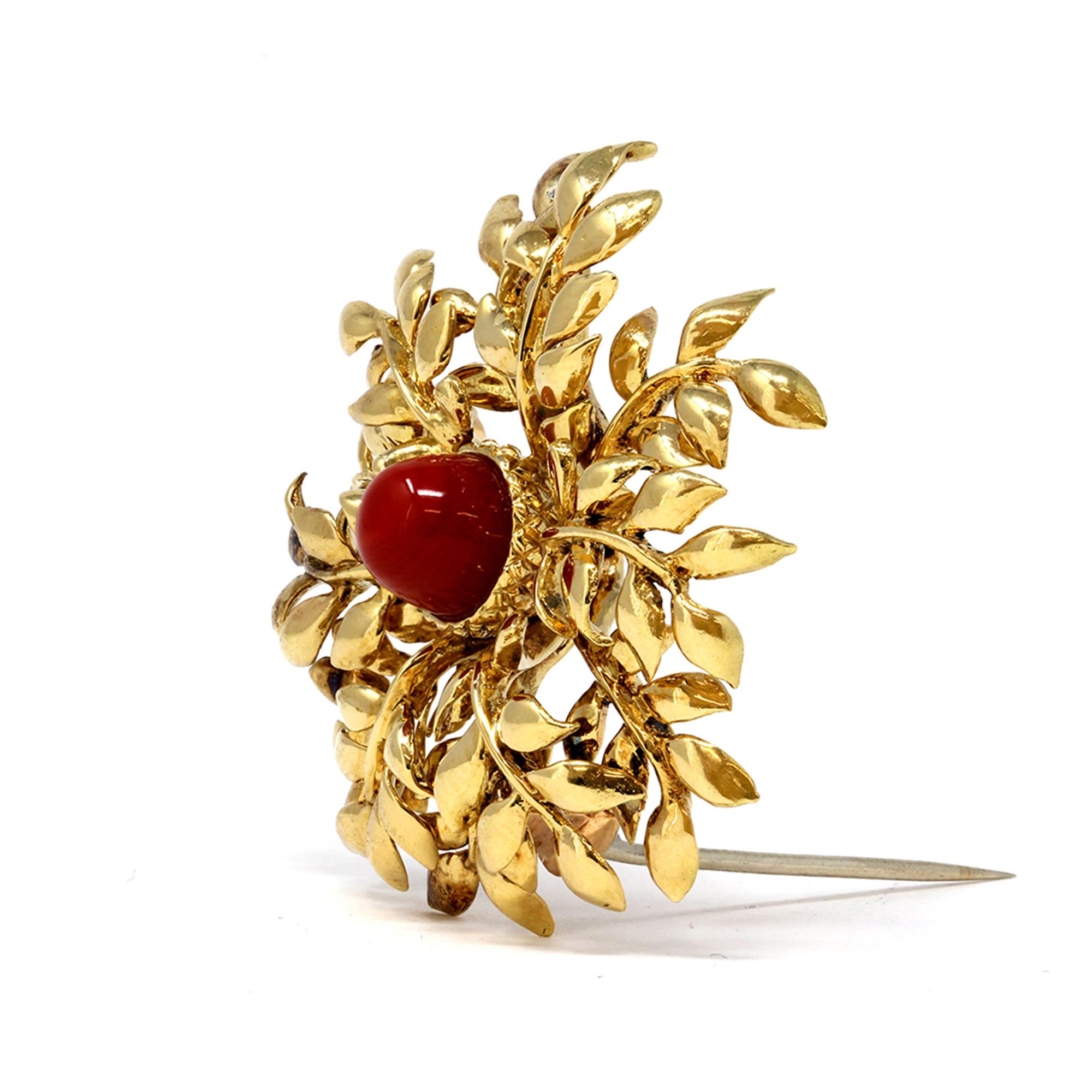 Tiffany & Co., Brosche aus 18 Karat Gelbgold und roter Koralle (Moderne) im Angebot