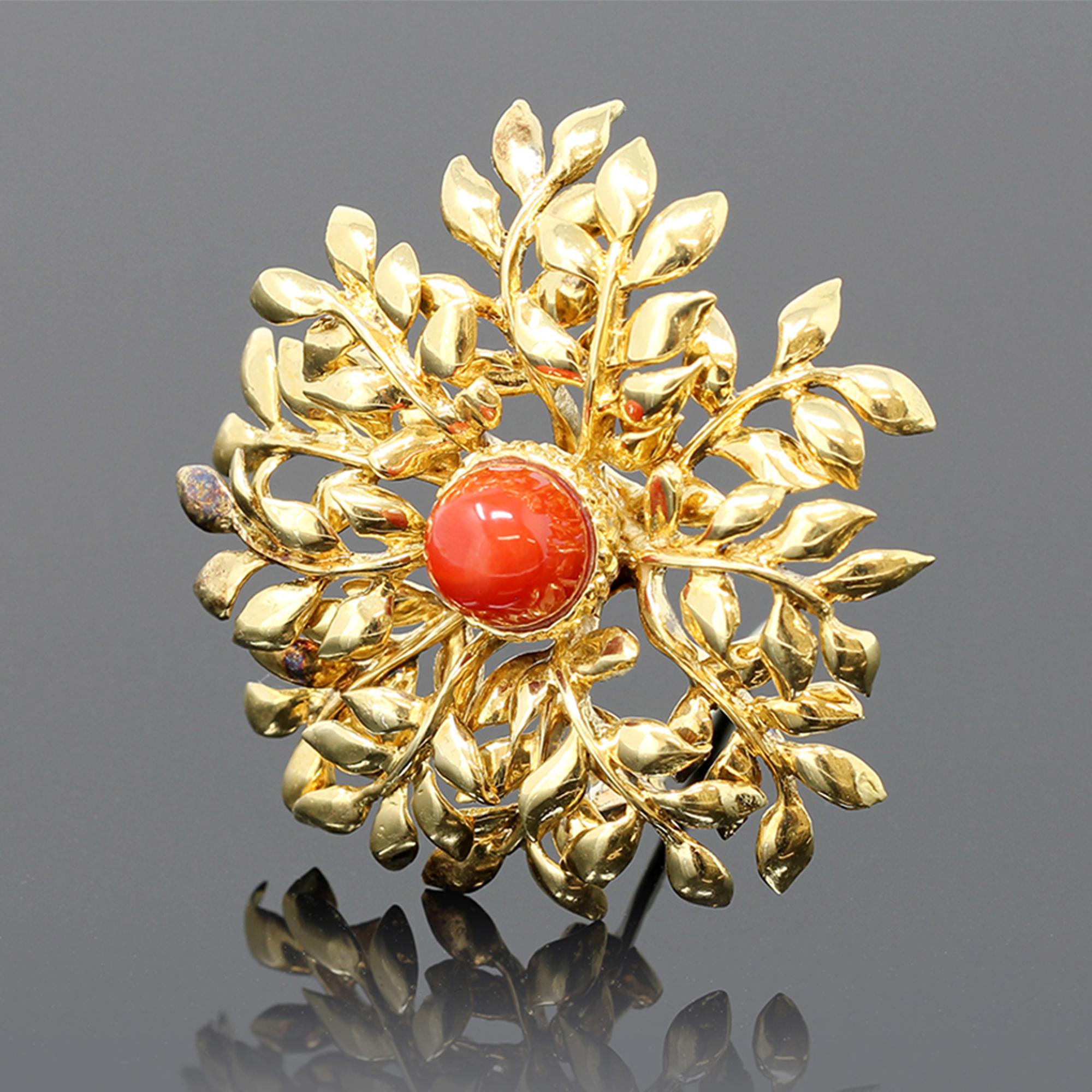 Tiffany & Co., Brosche aus 18 Karat Gelbgold und roter Koralle für Damen oder Herren im Angebot