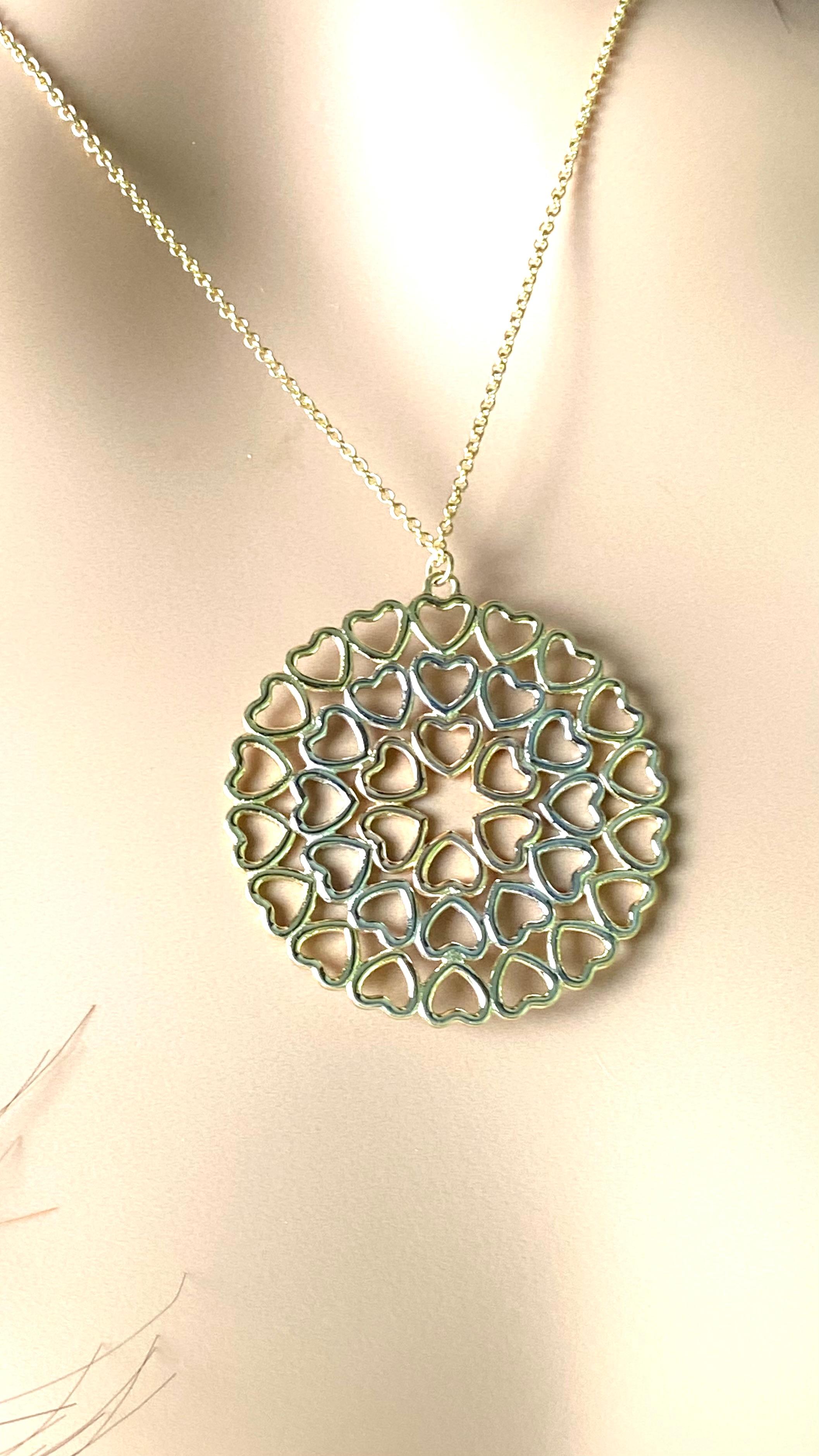 Tiffany Co. 18 Karat Dreifarbige Gold Krone des Herzens Medaillon Halskette 17,5 Zoll im Angebot 2