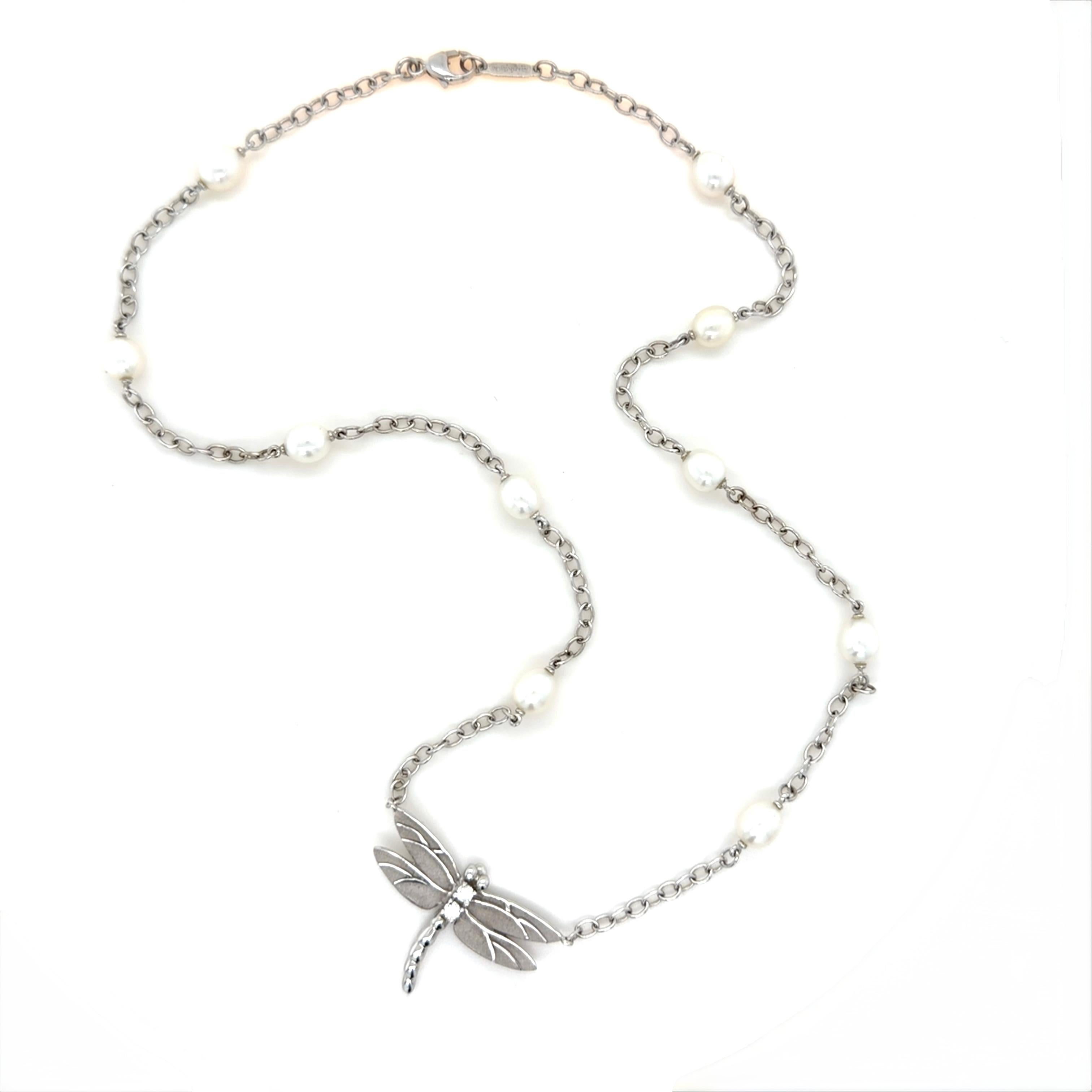 Un design delicato di Tiffany & Co. che celebra l'eleganza della natura. La collana presenta luminose stazioni di perle coltivate lungo una sottile catena a maglie in oro bianco, che conduce a un ciondolo a forma di libellula con diamanti che