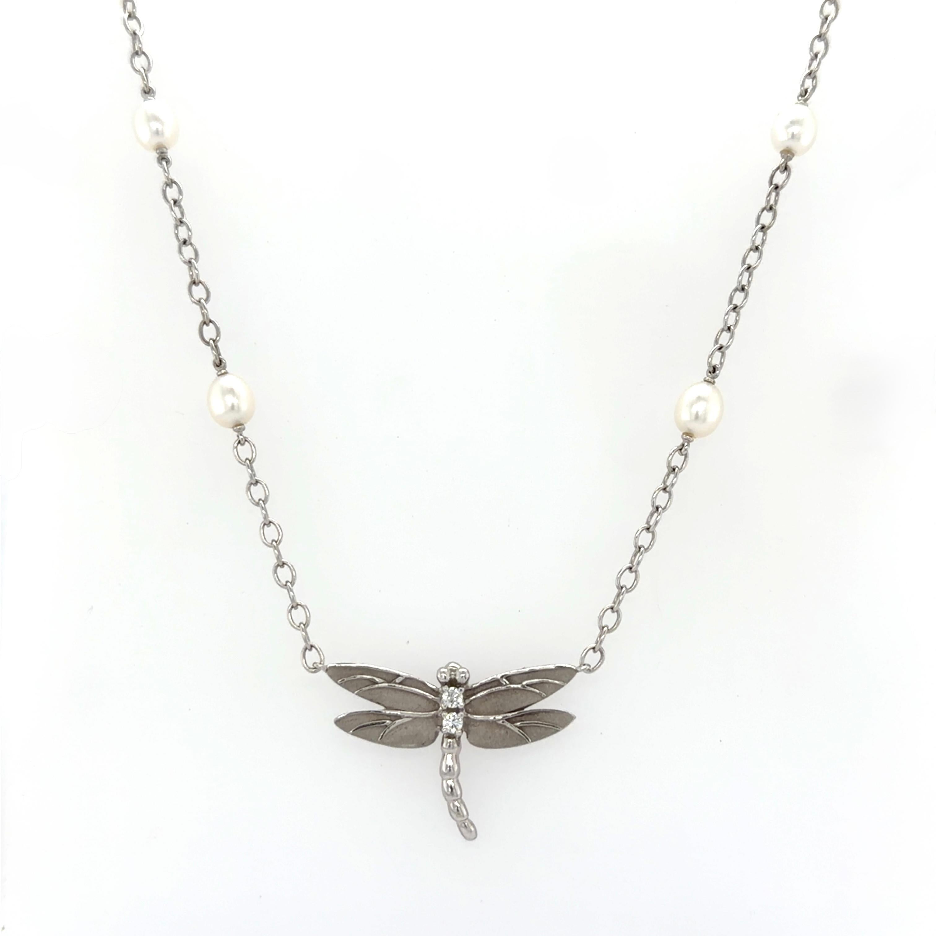 Tiffany & Co. Collana Dragonfly in oro bianco 18 carati con diamanti e perle In condizioni ottime in vendita a Chicago, IL