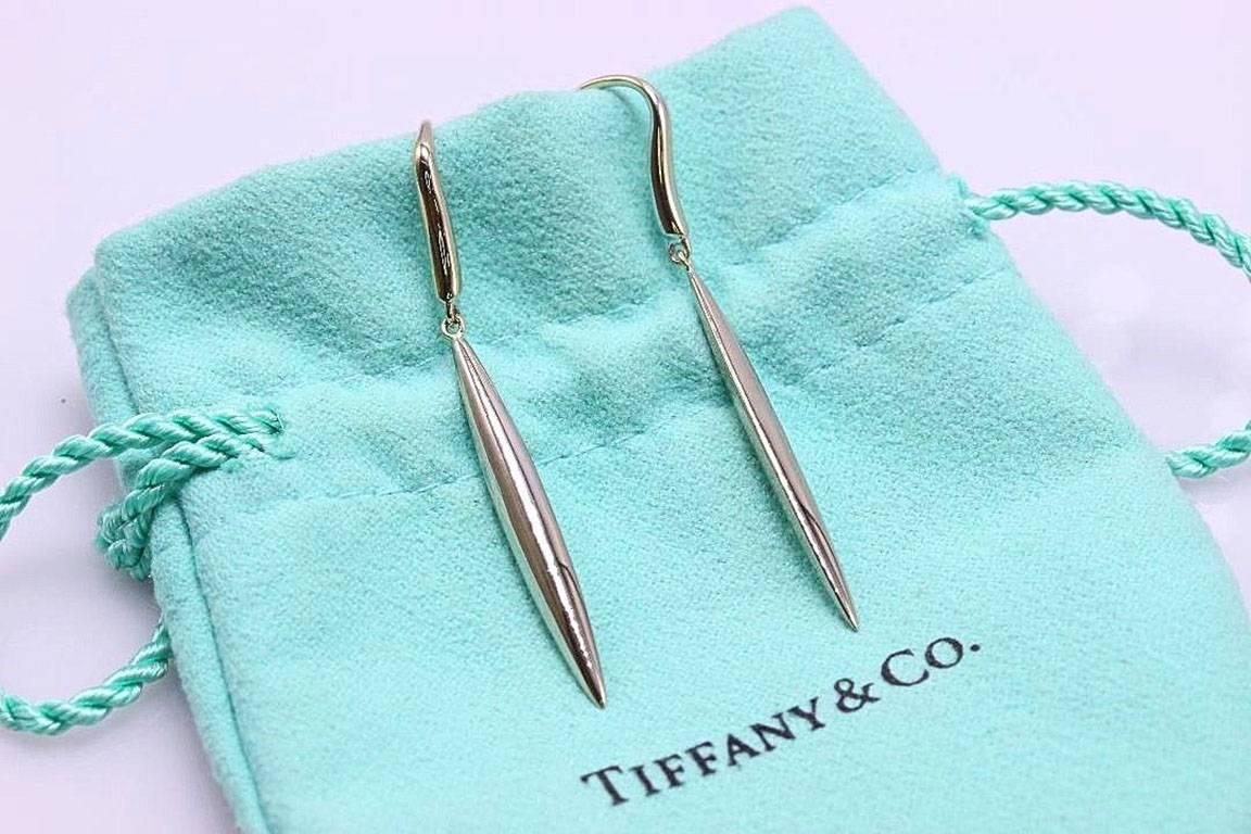Tiffany & Co. 18 Karat White Gold Feather Hook Dangle Earrings In Excellent Condition For Sale In San Diego, CA