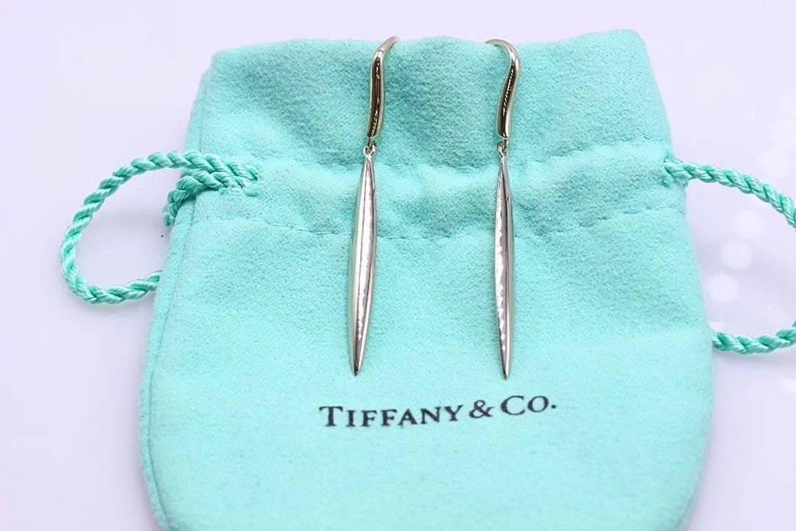 Women's Tiffany & Co. 18 Karat White Gold Feather Hook Dangle Earrings For Sale