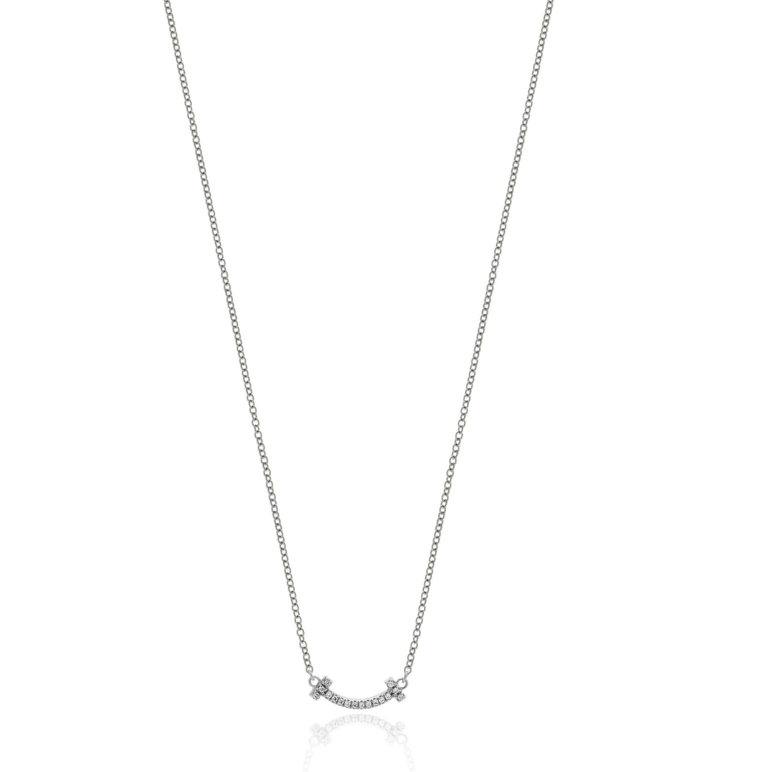 Designer: Tiffany & Co. 
Materiale: Oro bianco 18 carati	
Diamanti: 16 taglio rotondo= 0,03cttw
Dimensioni: la collana misura 18 pollici di lunghezza
Peso: 2.32 grammi